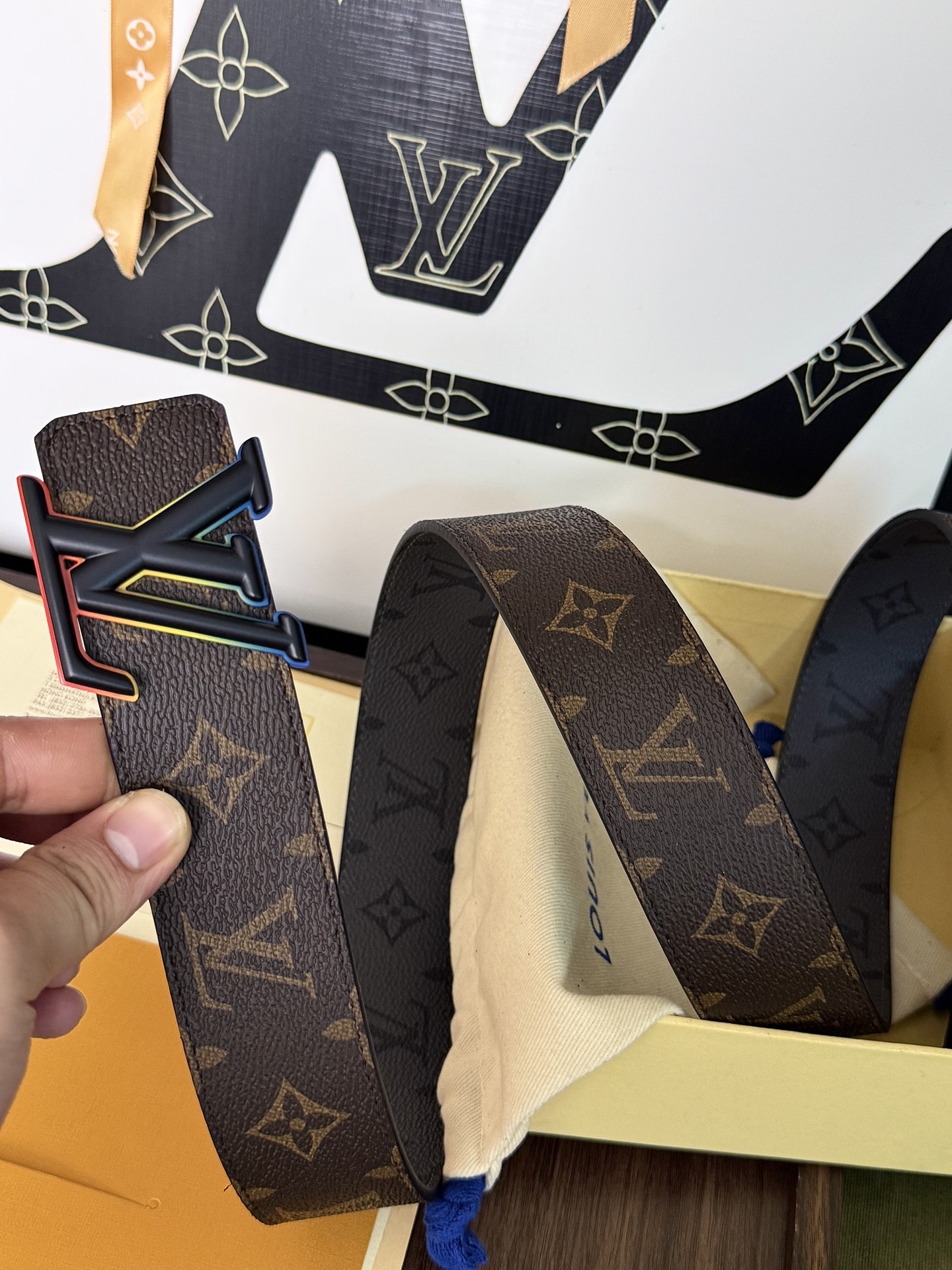LV老花拼灰花双面七彩黑扣皮带｜40mm标准宽度           经典老花帆布与炭灰暗纹双面面料，内衬头层柔滑牛皮，
