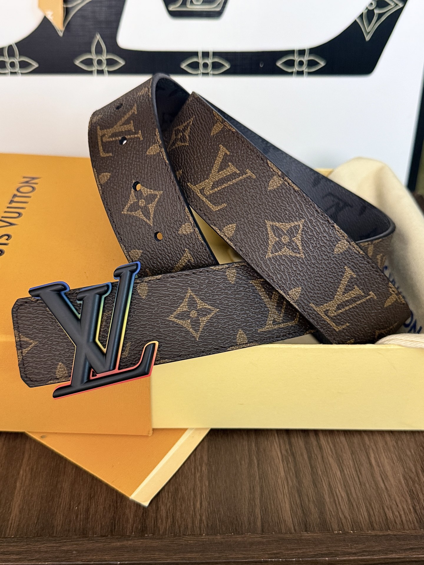 LV老花拼灰花双面七彩黑扣皮带｜40mm标准宽度           经典老花帆布与炭灰暗纹双面面料，内衬头层柔滑牛皮，