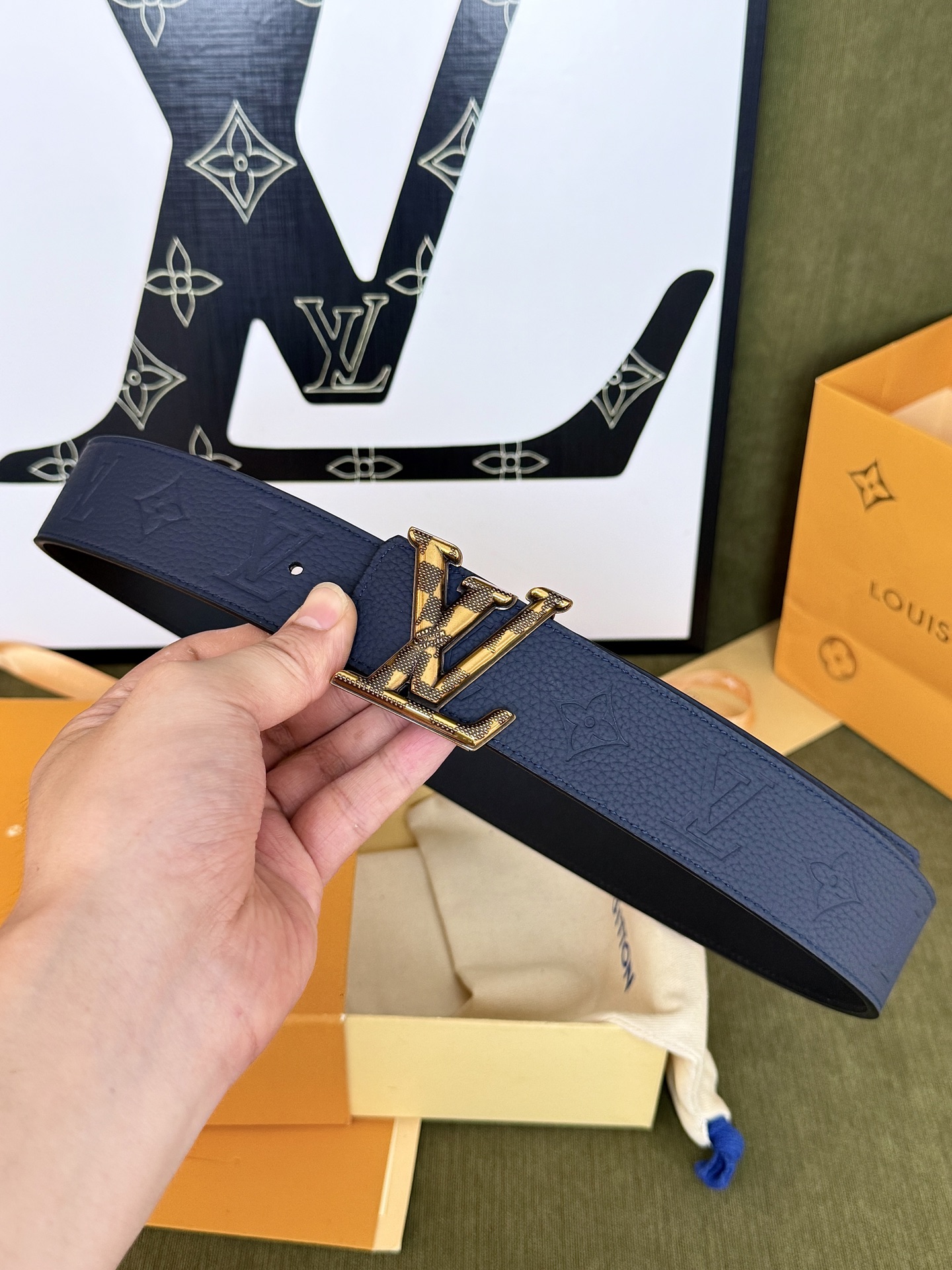LV全皮压纹蓝立体LV扣皮带 ｜40mm标准宽度            进口荔枝头层牛皮整带压印老花纹路，内里柔韧真皮夹