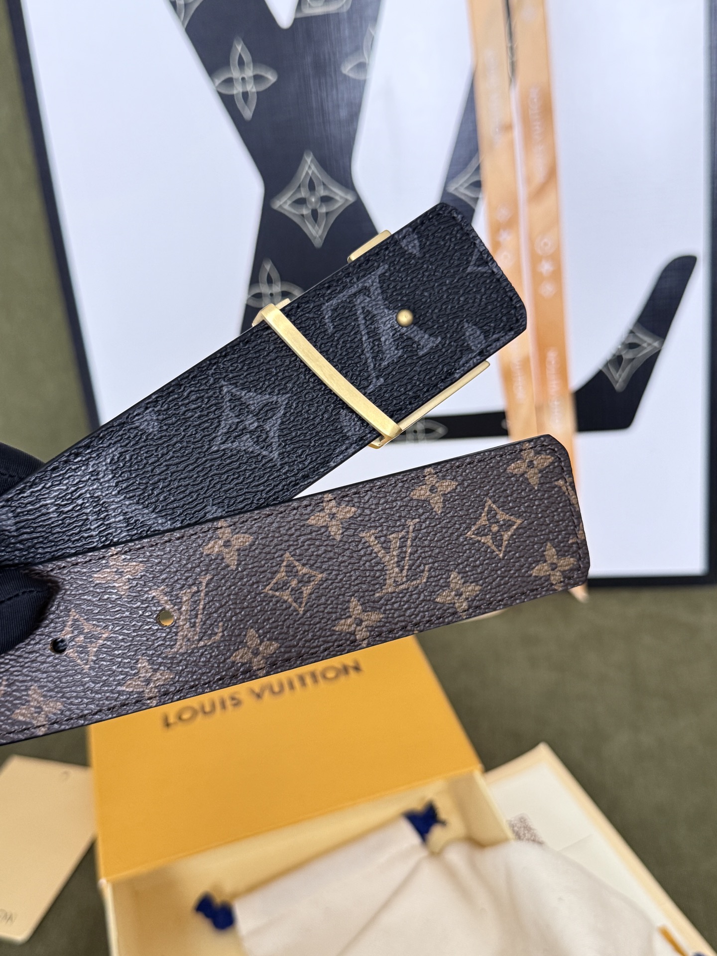 LV双面老花拼接金标皮带｜40mm标准宽度            双面双色经典老花面料复合厚实真皮里层，纹路规整手感高级