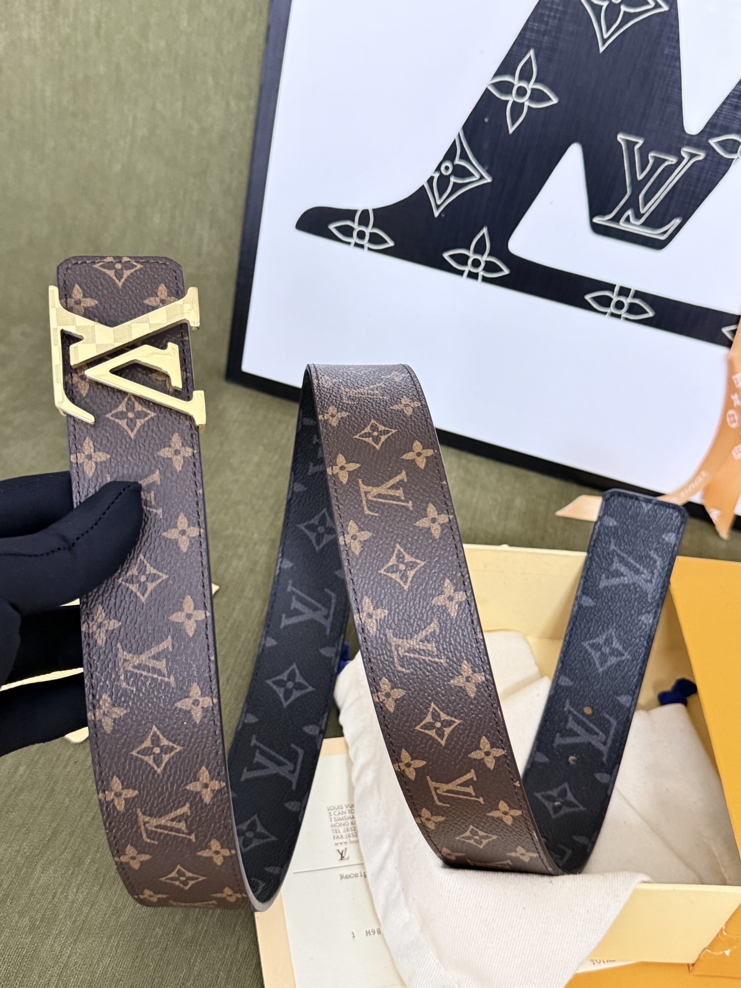LV双面老花拼接金标皮带｜40mm标准宽度            双面双色经典老花面料复合厚实真皮里层，纹路规整手感高级