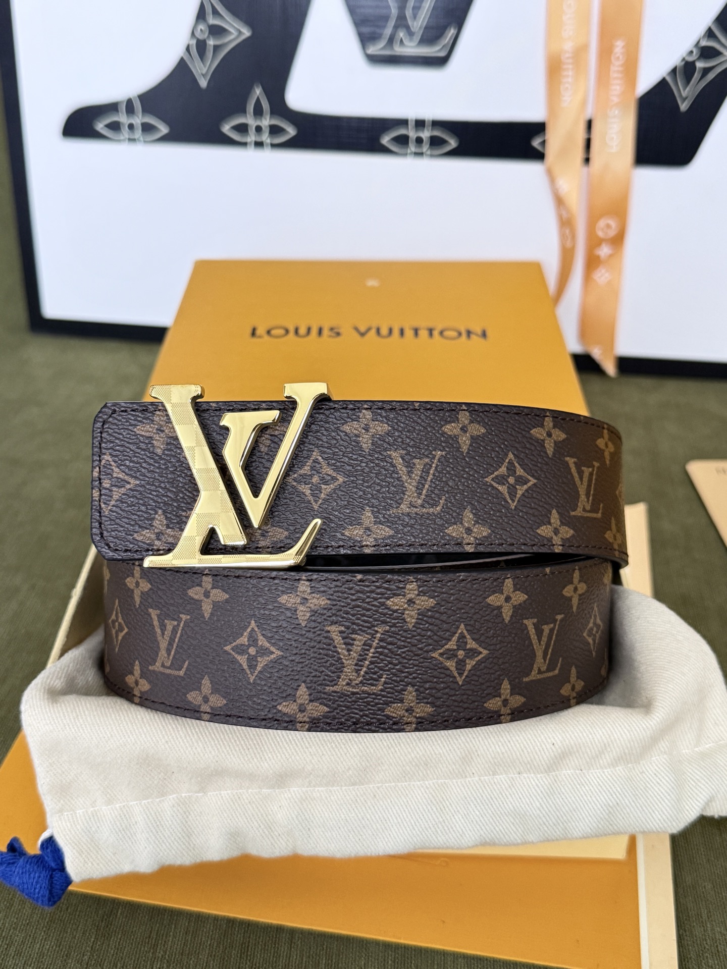 LV双面老花拼接金标皮带｜40mm标准宽度            双面双色经典老花面料复合厚实真皮里层，纹路规整手感高级