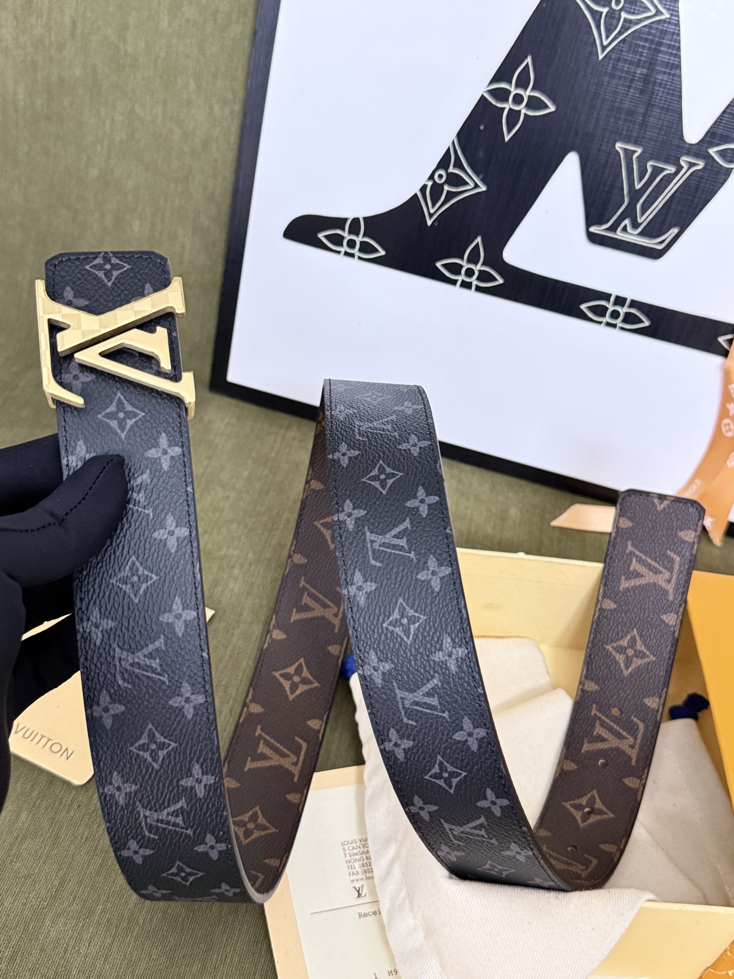 LV双面老花拼接金标皮带｜40mm标准宽度            双面双色经典老花面料复合厚实真皮里层，纹路规整手感高级