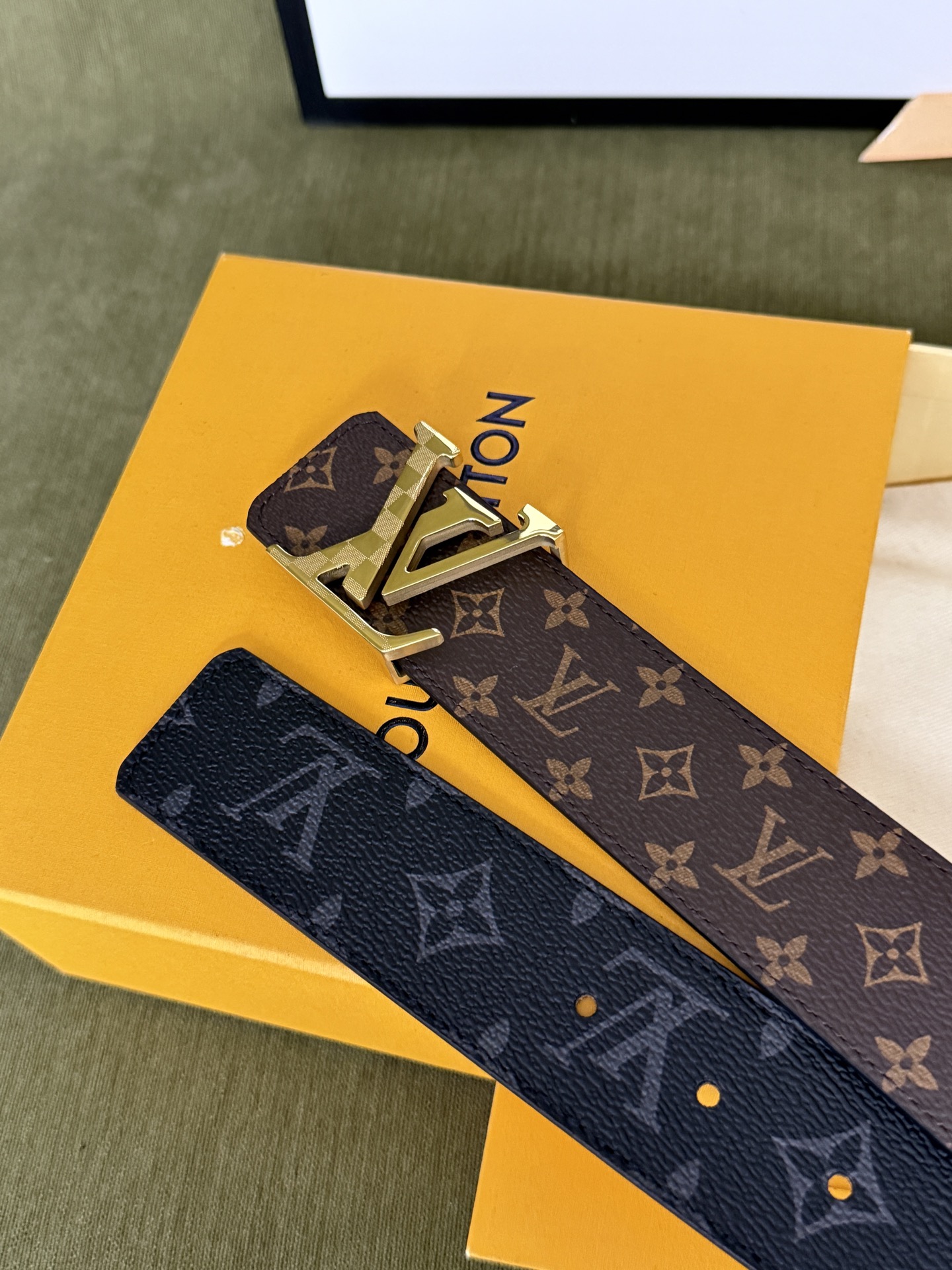 LV双面老花拼接金标皮带｜40mm标准宽度            双面双色经典老花面料复合厚实真皮里层，纹路规整手感高级