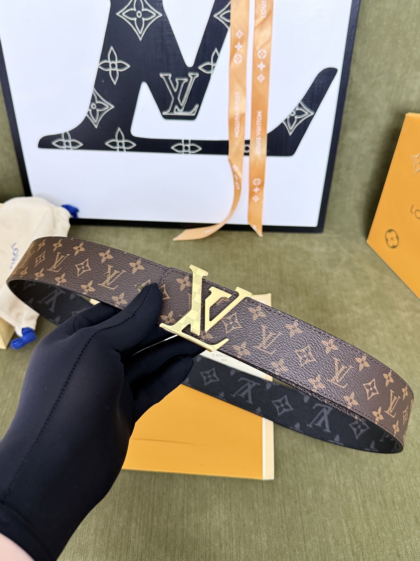 LV双面老花拼接金标皮带｜40mm标准宽度            双面双色经典老花面料复合厚实真皮里层，纹路规整手感高级