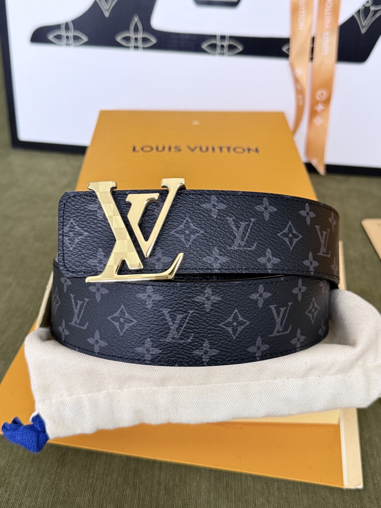 LV双面老花拼接金标皮带｜40mm标准宽度            双面双色经典老花面料复合厚实真皮里层，纹路规整手感高级