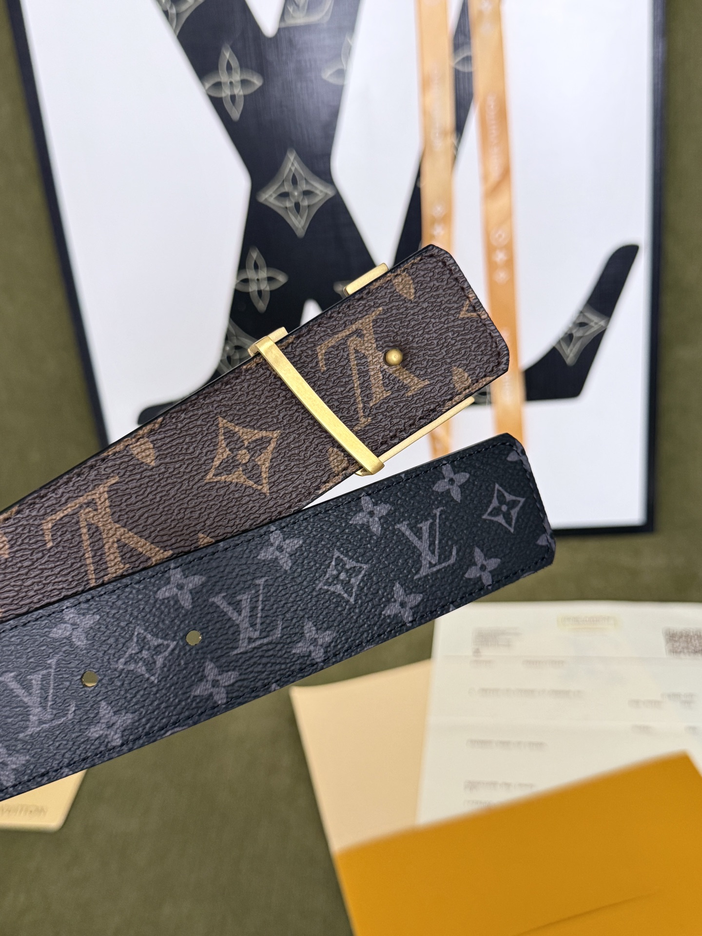 LV双面老花拼接金标皮带｜40mm标准宽度            双面双色经典老花面料复合厚实真皮里层，纹路规整手感高级