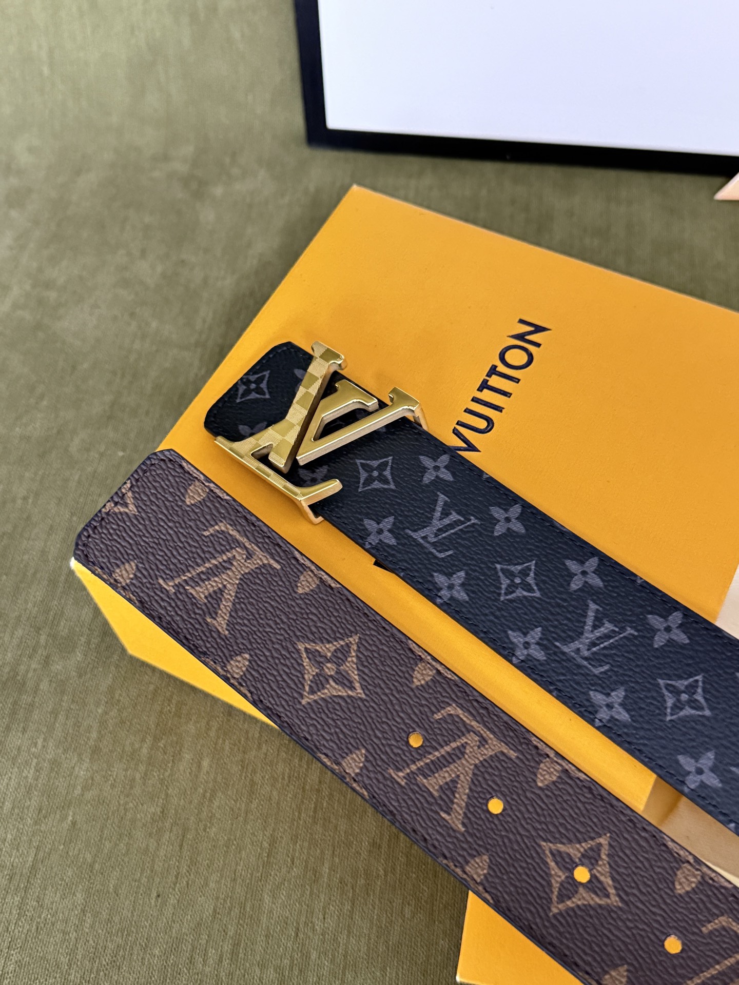 LV双面老花拼接金标皮带｜40mm标准宽度            双面双色经典老花面料复合厚实真皮里层，纹路规整手感高级