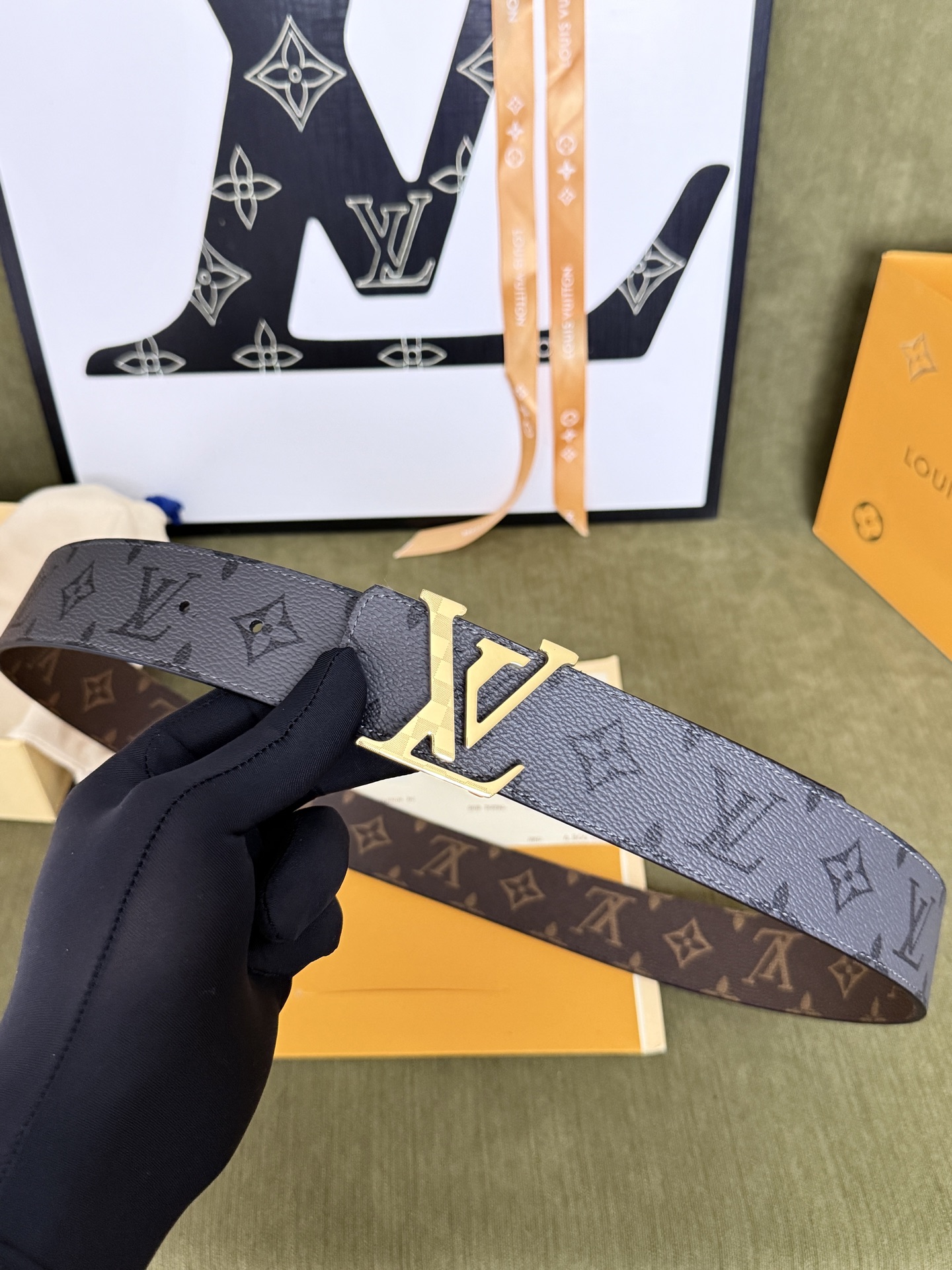 LV双面老花拼接金标皮带｜40mm标准宽度            双面双色经典老花面料复合厚实真皮里层，纹路规整手感高级