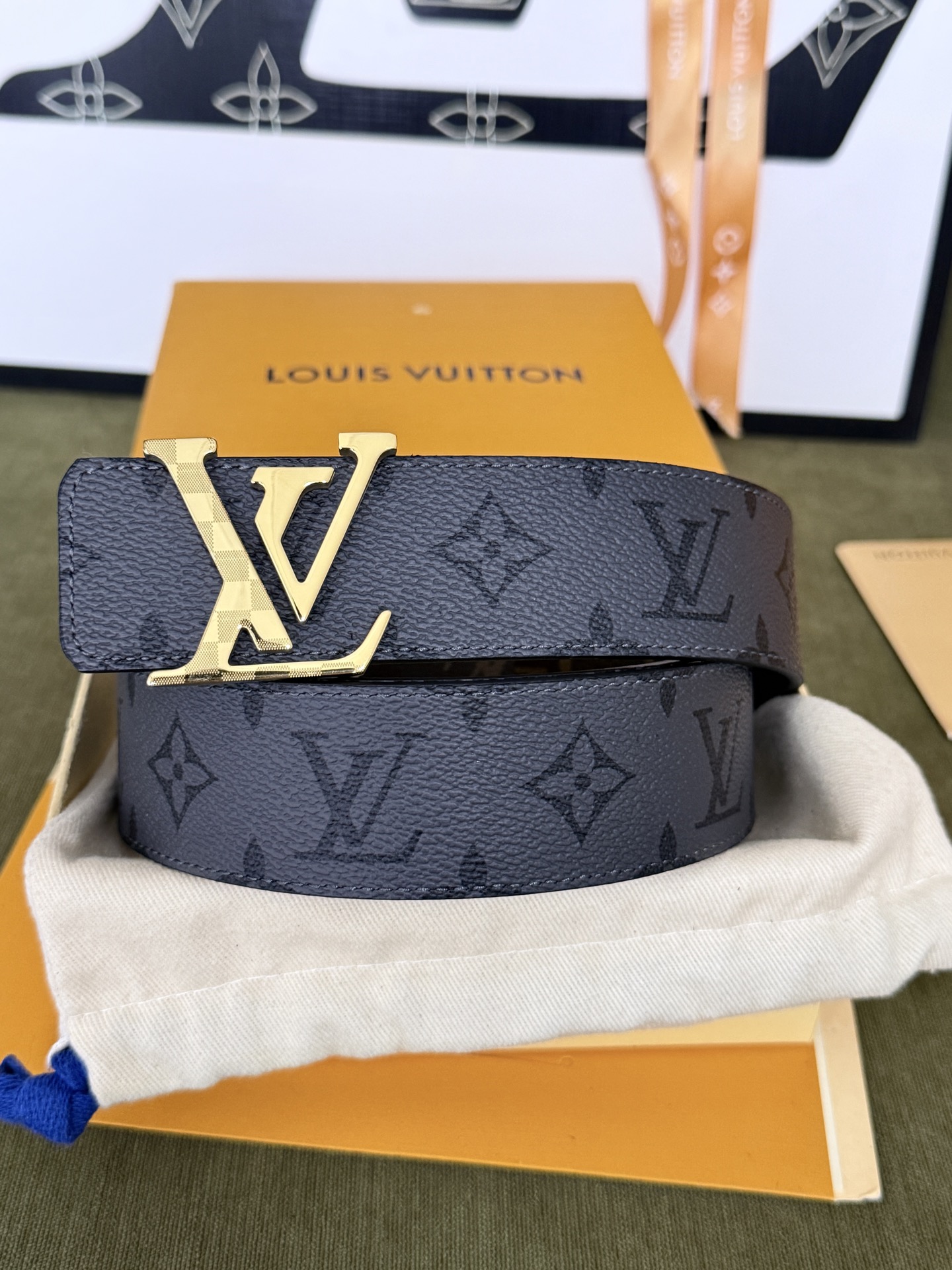 LV双面老花拼接金标皮带｜40mm标准宽度            双面双色经典老花面料复合厚实真皮里层，纹路规整手感高级