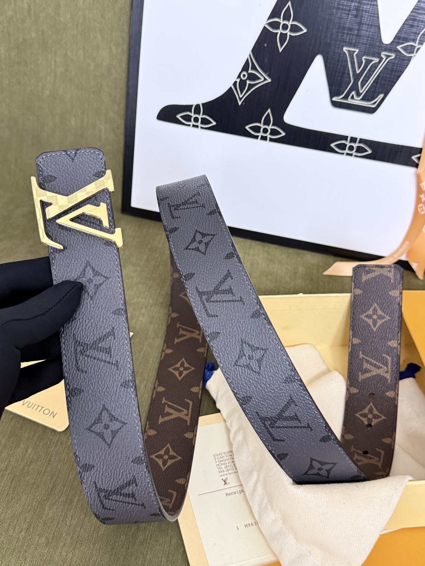 LV双面老花拼接金标皮带｜40mm标准宽度            双面双色经典老花面料复合厚实真皮里层，纹路规整手感高级