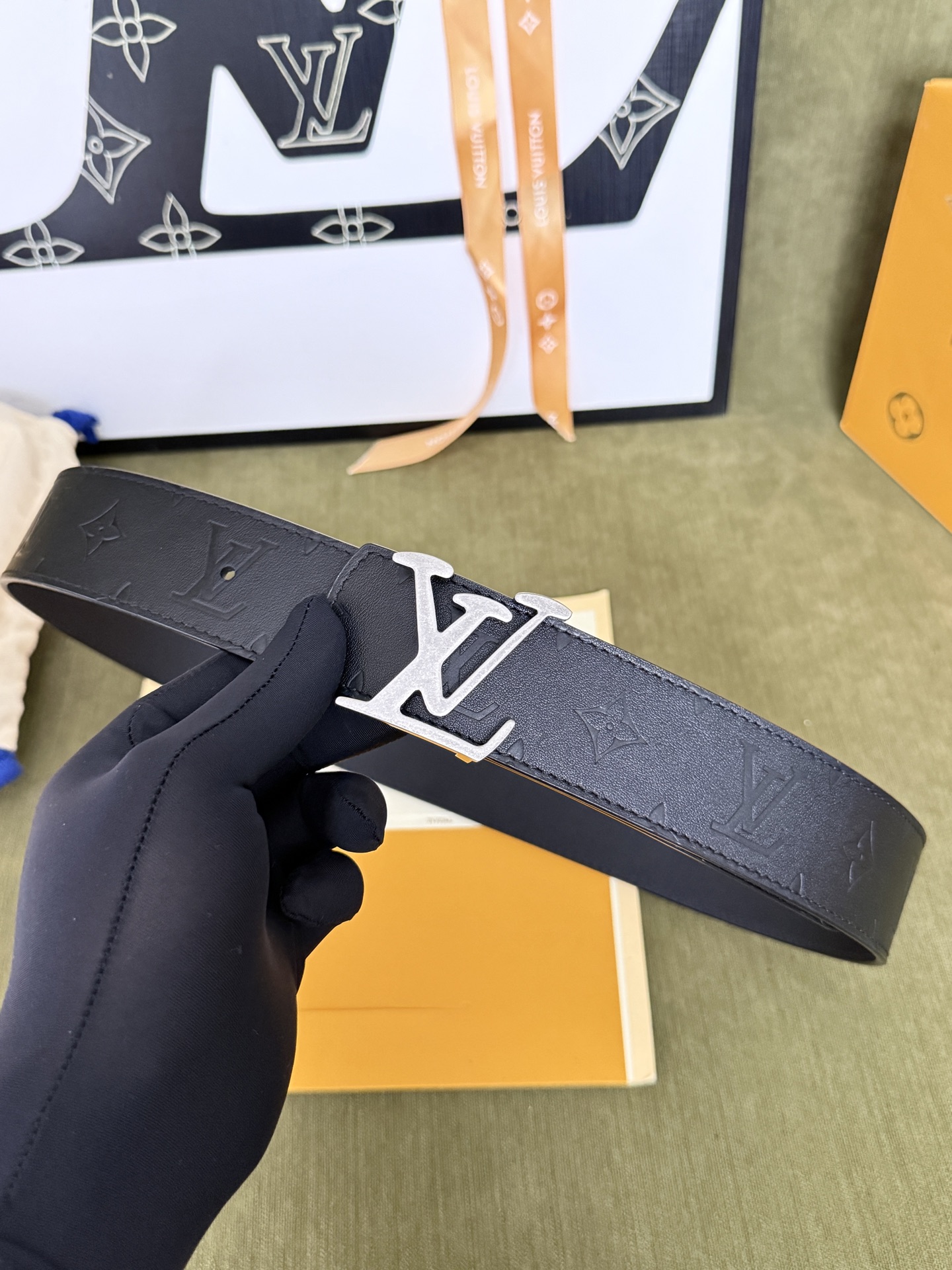 LV全黑压纹暗花银扣皮带｜40mm 原厂定版宽度             通体头层软牛皮一体压印暗纹老花，里外全皮结构，