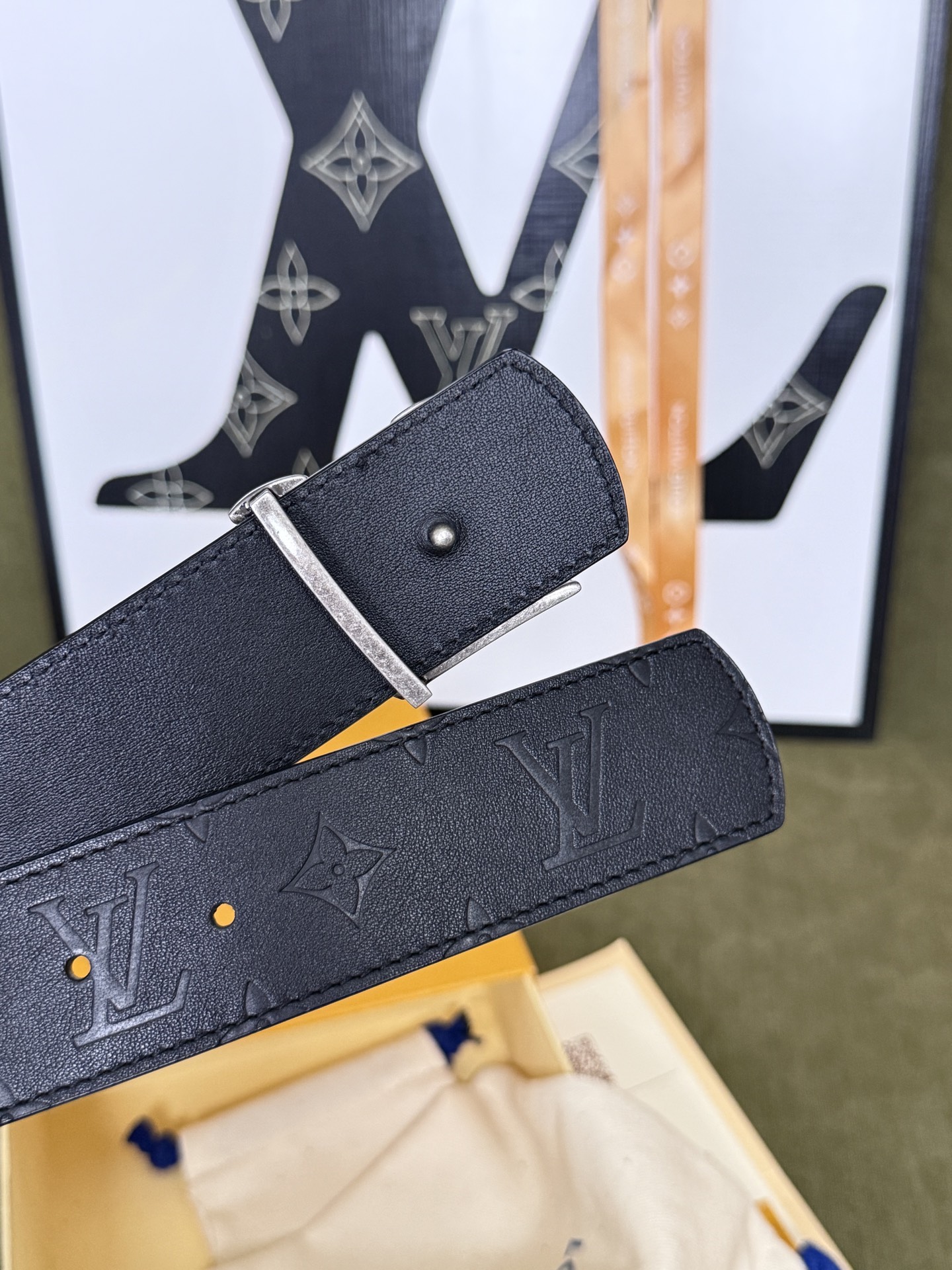 LV全黑压纹暗花银扣皮带｜40mm 原厂定版宽度             通体头层软牛皮一体压印暗纹老花，里外全皮结构，