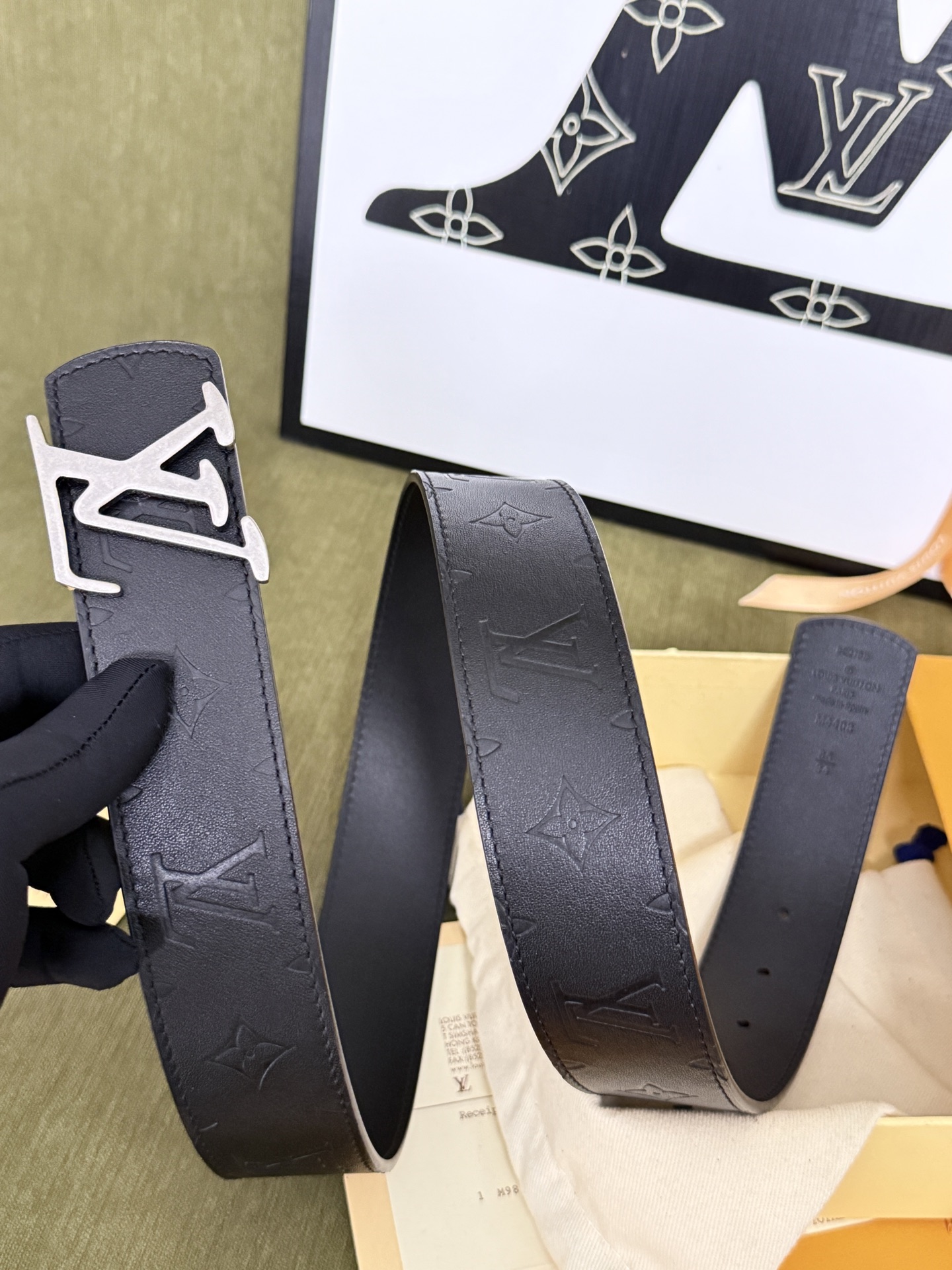 LV全黑压纹暗花银扣皮带｜40mm 原厂定版宽度             通体头层软牛皮一体压印暗纹老花，里外全皮结构，