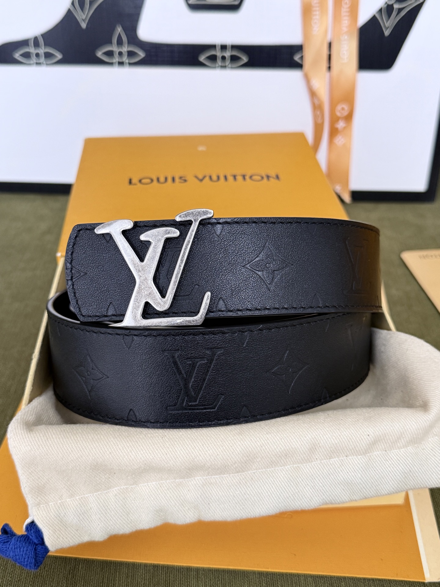 LV全黑压纹暗花银扣皮带｜40mm 原厂定版宽度             通体头层软牛皮一体压印暗纹老花，里外全皮结构，