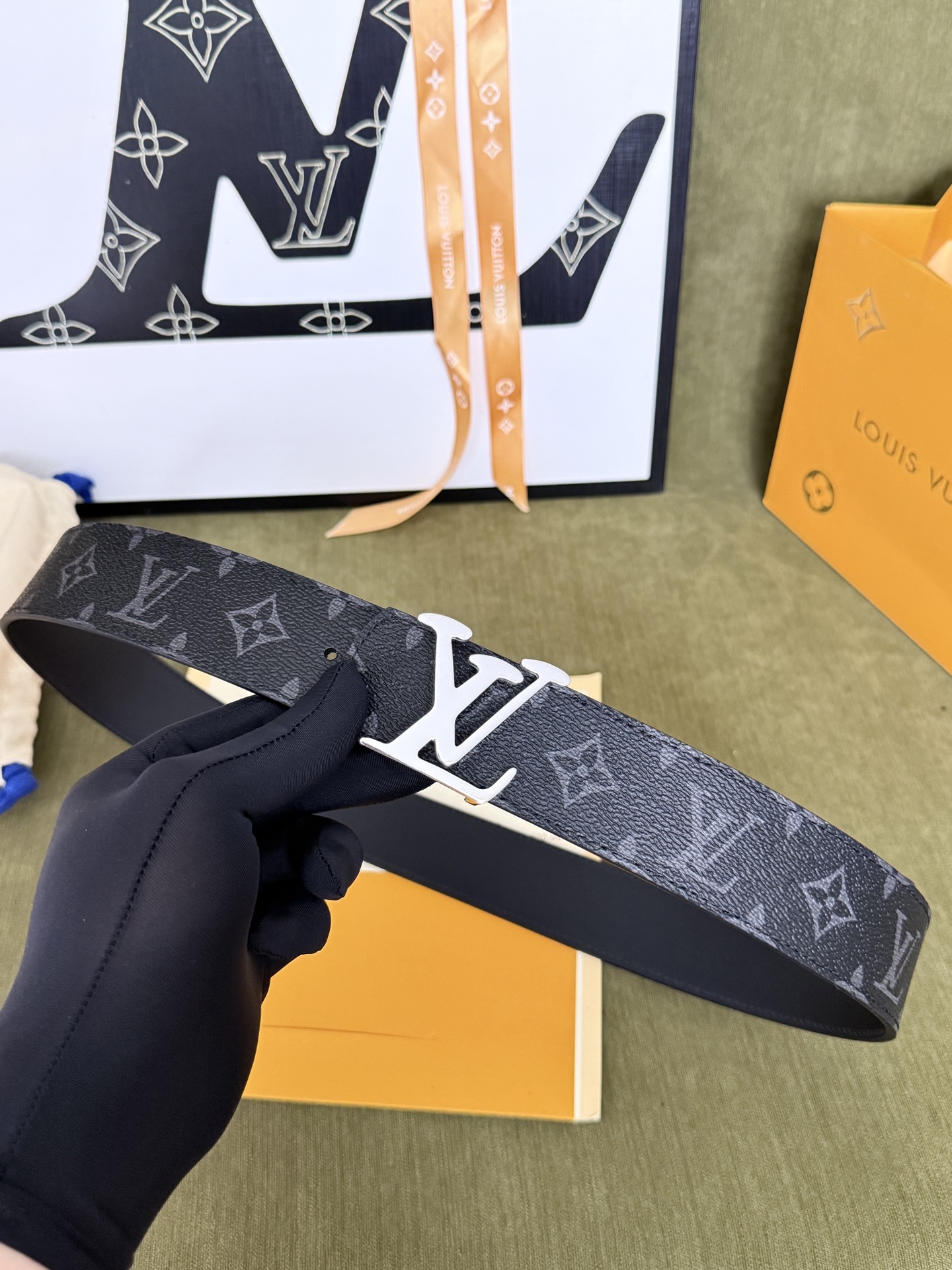 LV 黑武士满印老花银扣皮带|40mm 原厂标准宽度 高密炭黑老花特制帆布,内里无缝贴合哑光头 LV 黑武士满印老花银扣皮带|40mm 原厂标准宽度 高密炭黑老花特制帆布,内里无缝贴合哑光头