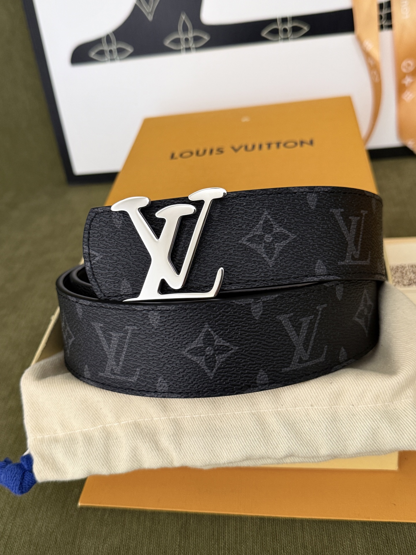 LV 黑武士满印老花银扣皮带|40mm 原厂标准宽度 高密炭黑老花特制帆布,内里无缝贴合哑光头 LV 黑武士满印老花银扣皮带|40mm 原厂标准宽度 高密炭黑老花特制帆布,内里无缝贴合哑光头