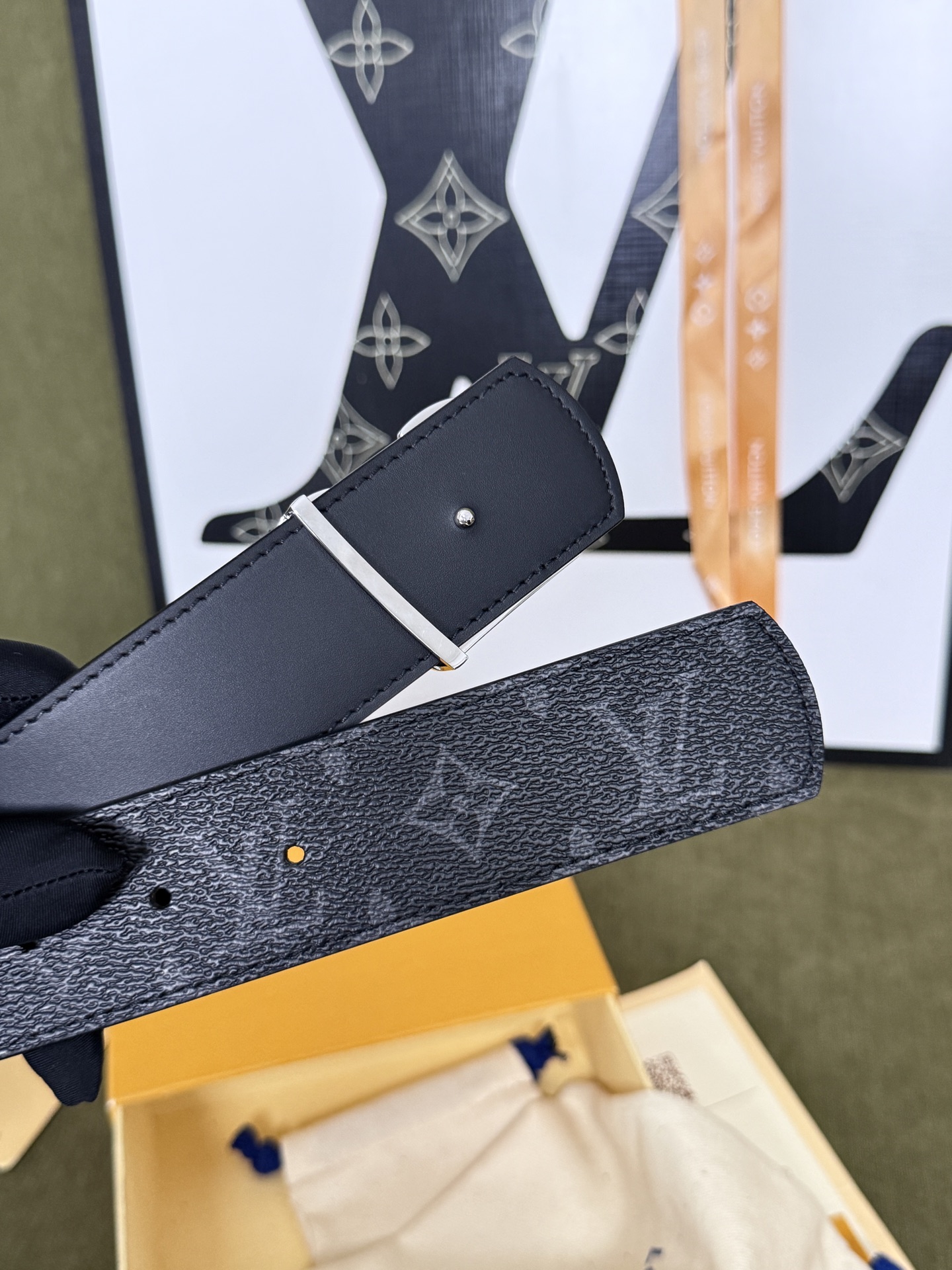 LV 黑武士满印老花银扣皮带|40mm 原厂标准宽度 高密炭黑老花特制帆布,内里无缝贴合哑光头 LV 黑武士满印老花银扣皮带|40mm 原厂标准宽度 高密炭黑老花特制帆布,内里无缝贴合哑光头
