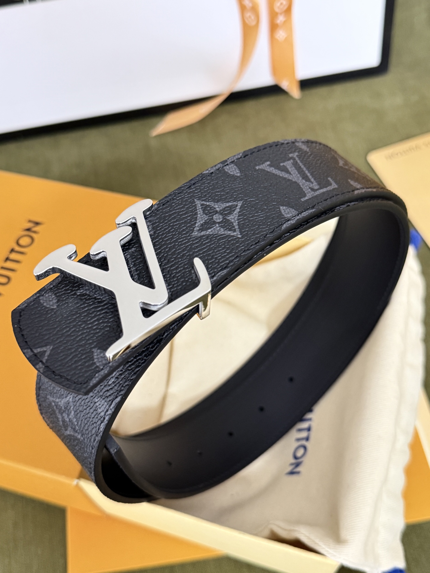 LV 黑武士满印老花银扣皮带|40mm 原厂标准宽度 高密炭黑老花特制帆布,内里无缝贴合哑光头 LV 黑武士满印老花银扣皮带|40mm 原厂标准宽度 高密炭黑老花特制帆布,内里无缝贴合哑光头
