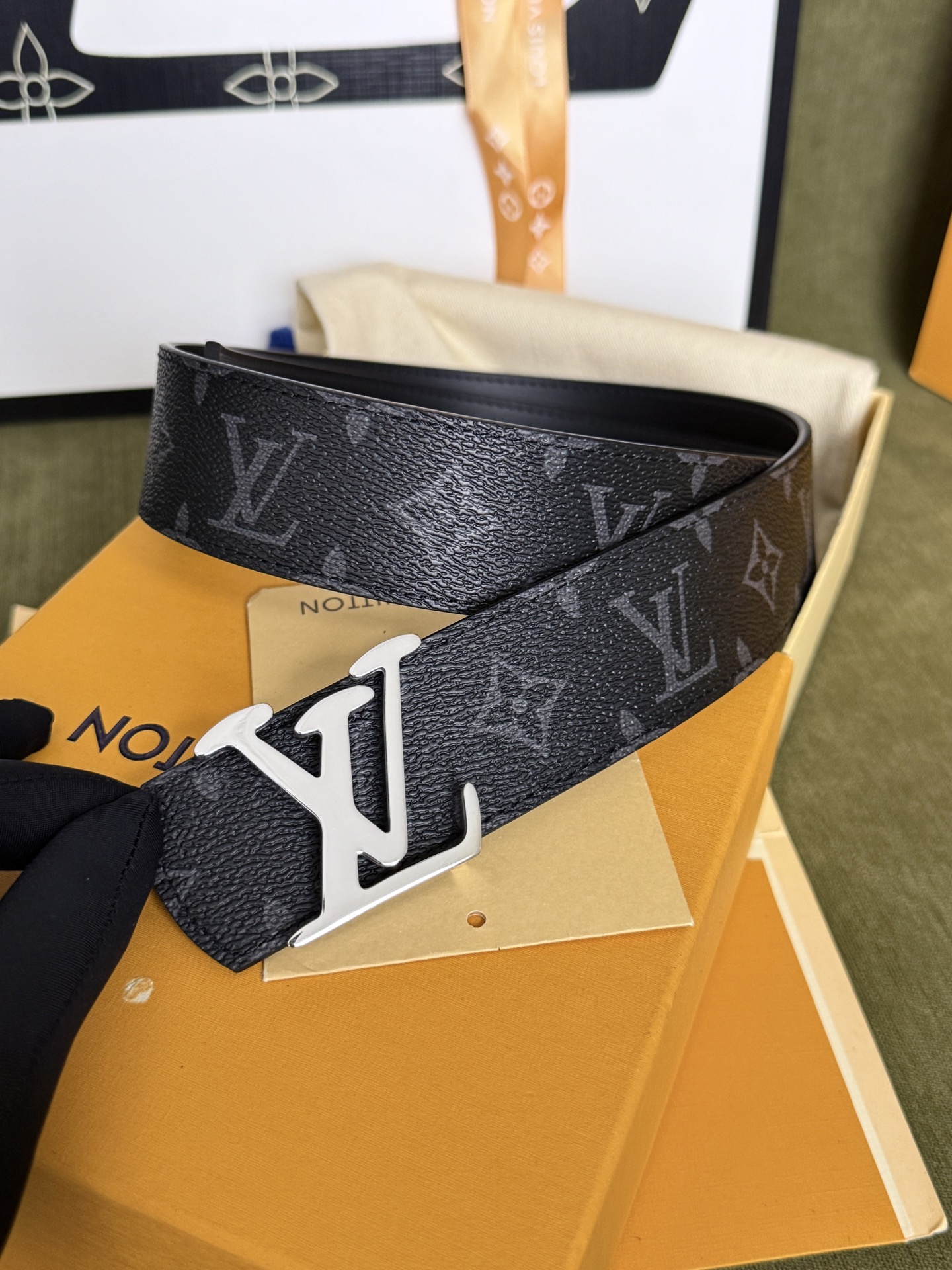 LV 黑武士满印老花银扣皮带|40mm 原厂标准宽度 高密炭黑老花特制帆布,内里无缝贴合哑光头 LV 黑武士满印老花银扣皮带|40mm 原厂标准宽度 高密炭黑老花特制帆布,内里无缝贴合哑光头