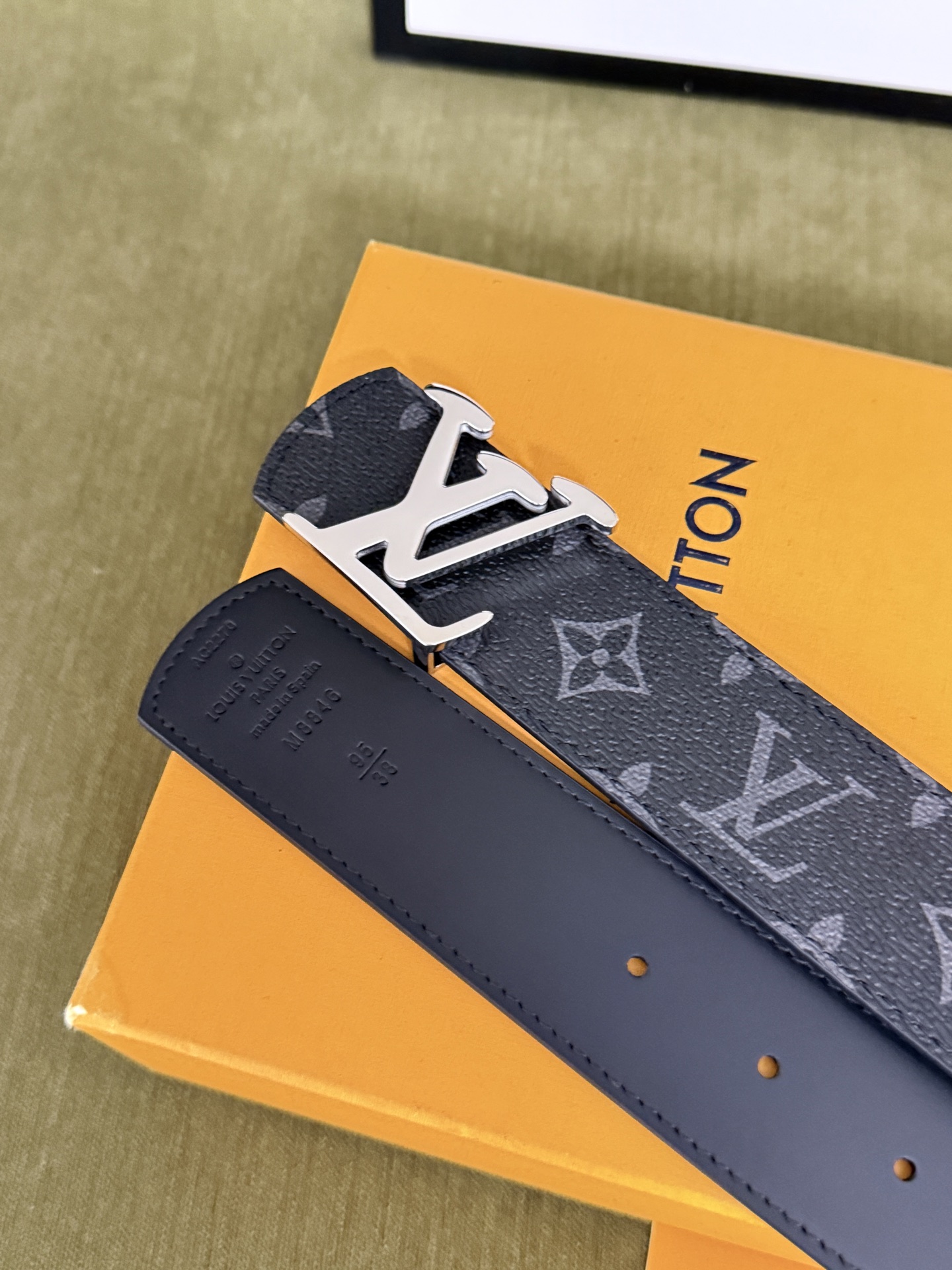 LV 黑武士满印老花银扣皮带|40mm 原厂标准宽度 高密炭黑老花特制帆布,内里无缝贴合哑光头 LV 黑武士满印老花银扣皮带|40mm 原厂标准宽度 高密炭黑老花特制帆布,内里无缝贴合哑光头