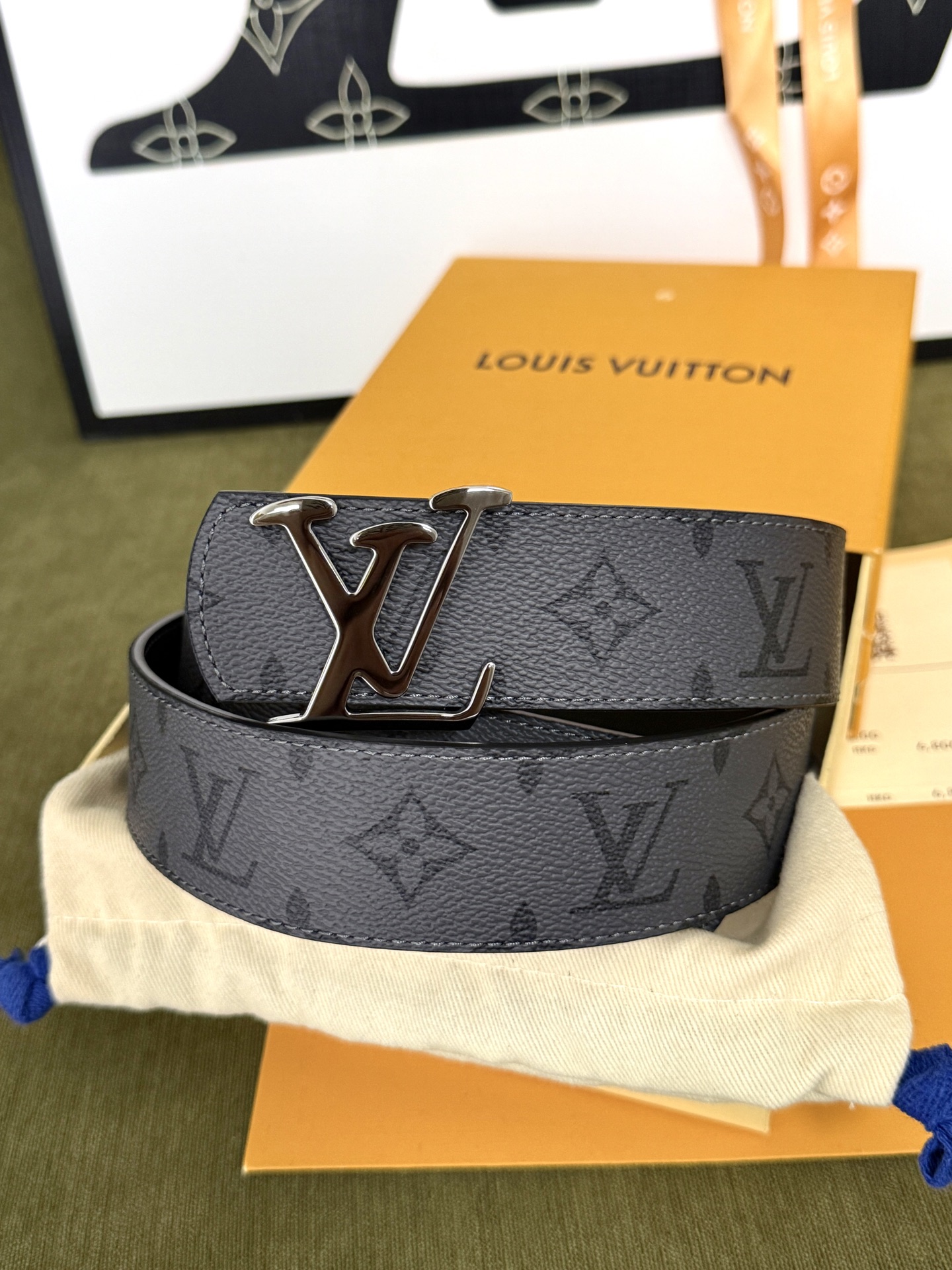 LV炭灰老花枪标双面腰带｜40mm 原版定标宽度            独家深灰调老花防水帆布，内村全粒面黑色头层牛皮，