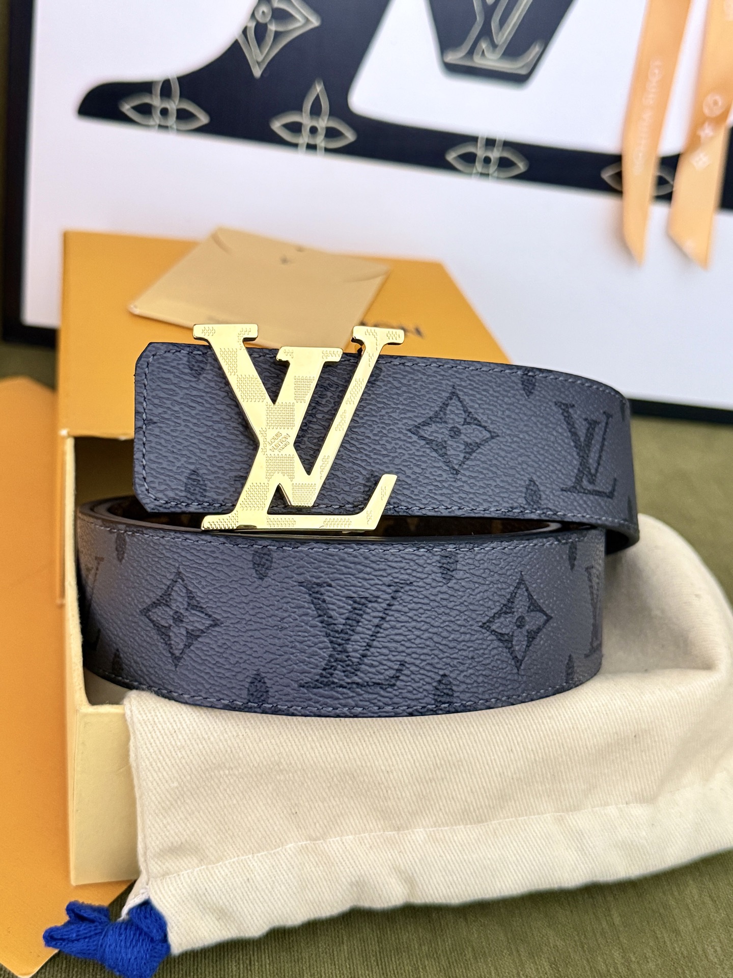 LV棕灰双面老花金标皮带|40mm标准宽度 双面色系老花面料搭配全粒面皮底,做工细节精美 格纹浮雕亮 LV棕灰双面老花金标皮带|40mm标准宽度 双面色系老花面料搭配全粒面皮底,做工细节精美 格纹浮雕亮