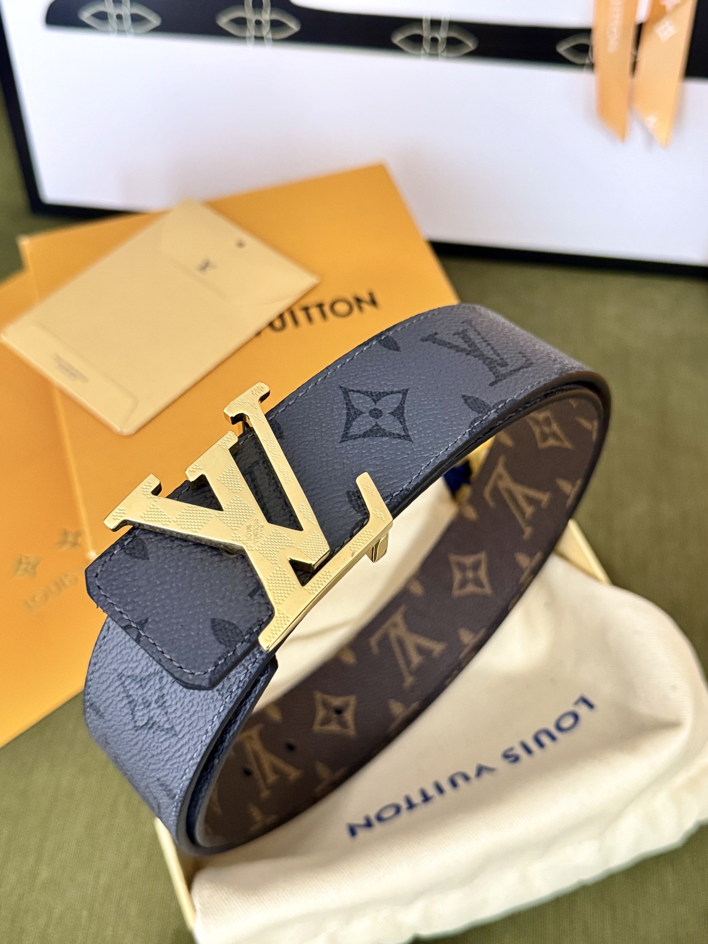 LV棕灰双面老花金标皮带｜40mm标准宽度           双面色系老花面料搭配全粒面皮底，做工细节精美 格纹浮雕亮