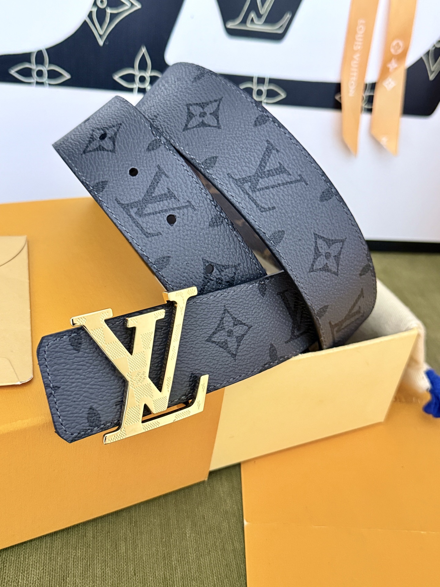 LV棕灰双面老花金标皮带｜40mm标准宽度           双面色系老花面料搭配全粒面皮底，做工细节精美 格纹浮雕亮