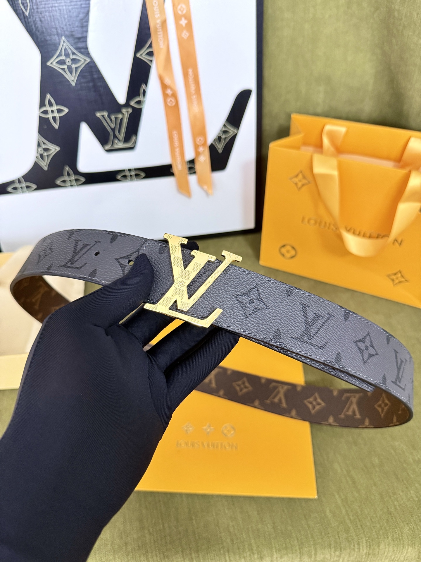 LV棕灰双面老花金标皮带｜40mm标准宽度           双面色系老花面料搭配全粒面皮底，做工细节精美 格纹浮雕亮