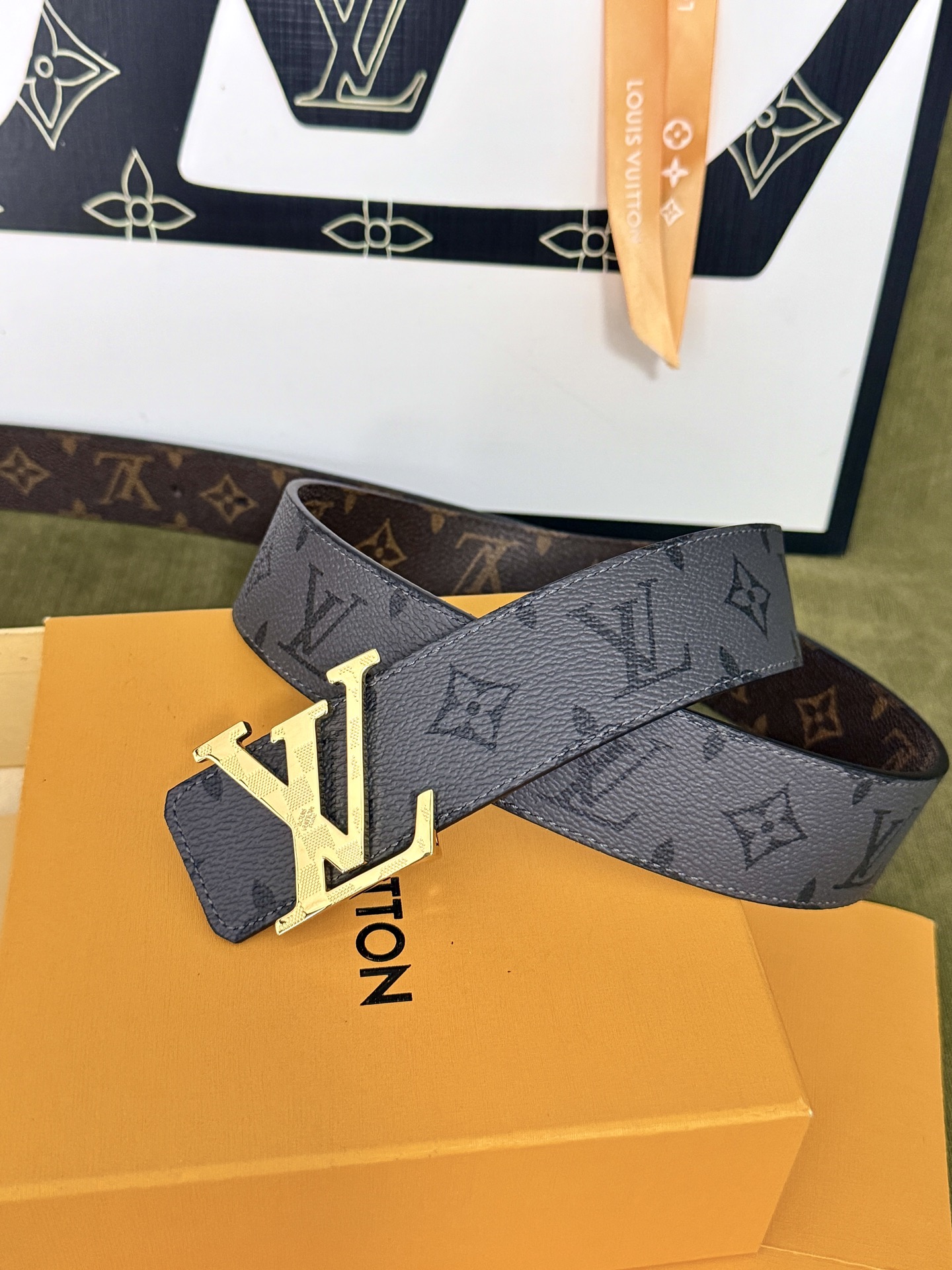 LV棕灰双面老花金标皮带｜40mm标准宽度           双面色系老花面料搭配全粒面皮底，做工细节精美 格纹浮雕亮