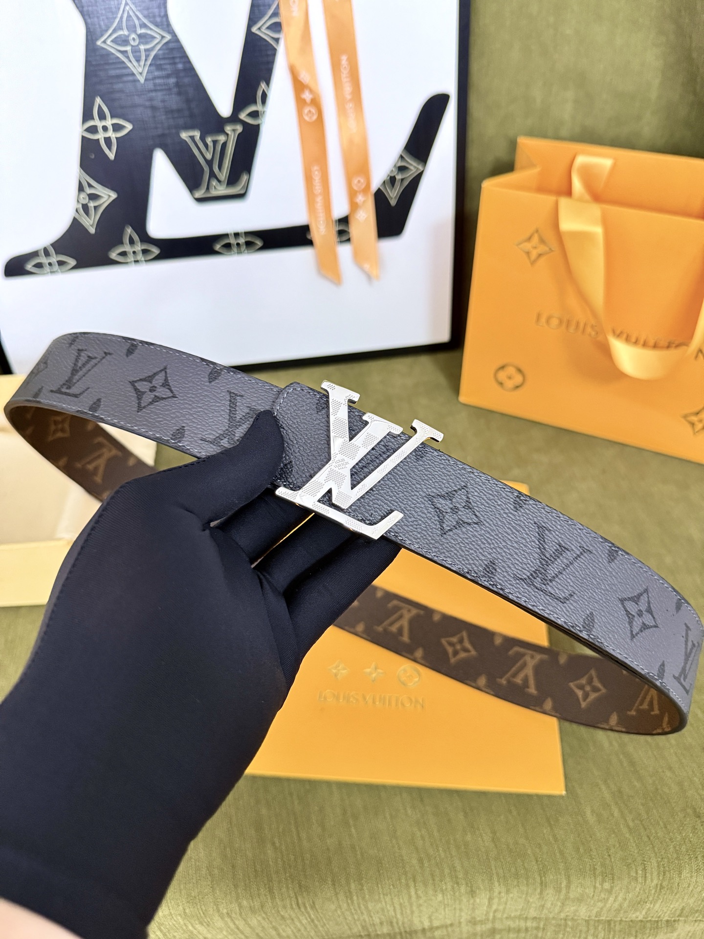 LV棕灰双面老花金标皮带｜40mm标准宽度           双面色系老花面料搭配全粒面皮底，做工细节精美 格纹浮雕银