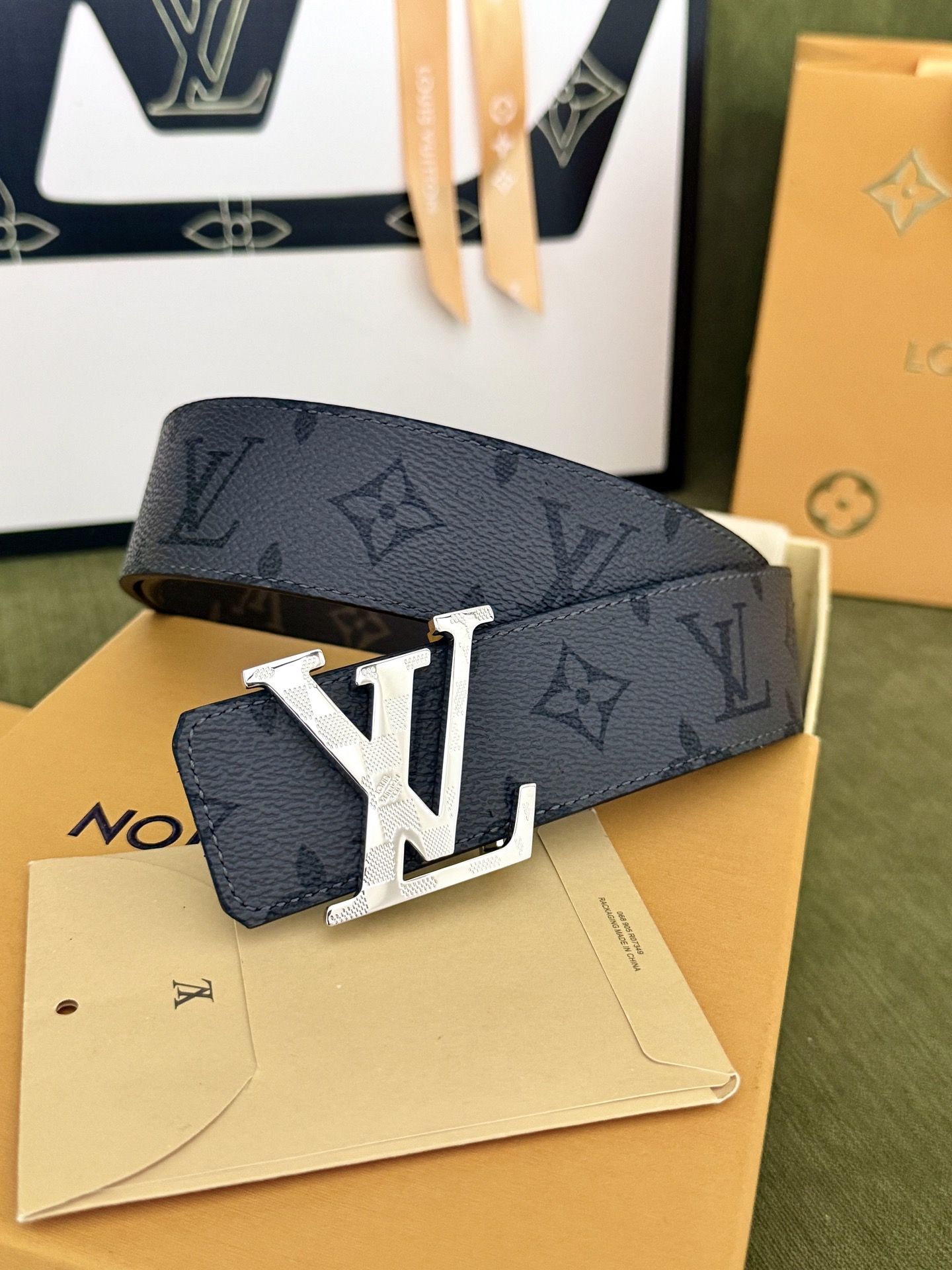 LV棕灰双面老花金标皮带｜40mm标准宽度           双面色系老花面料搭配全粒面皮底，做工细节精美 格纹浮雕银