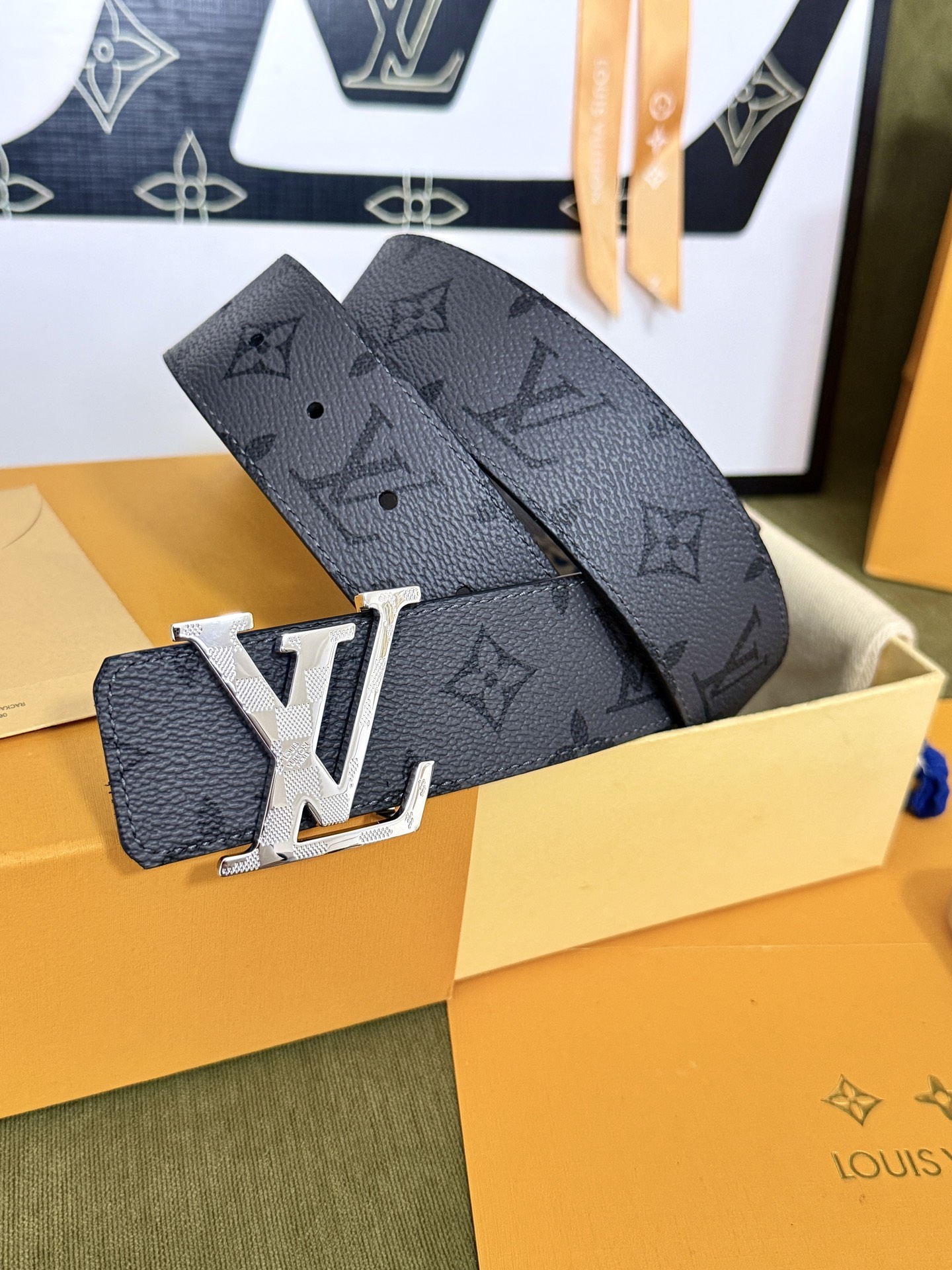 LV棕灰双面老花金标皮带｜40mm标准宽度           双面色系老花面料搭配全粒面皮底，做工细节精美 格纹浮雕银