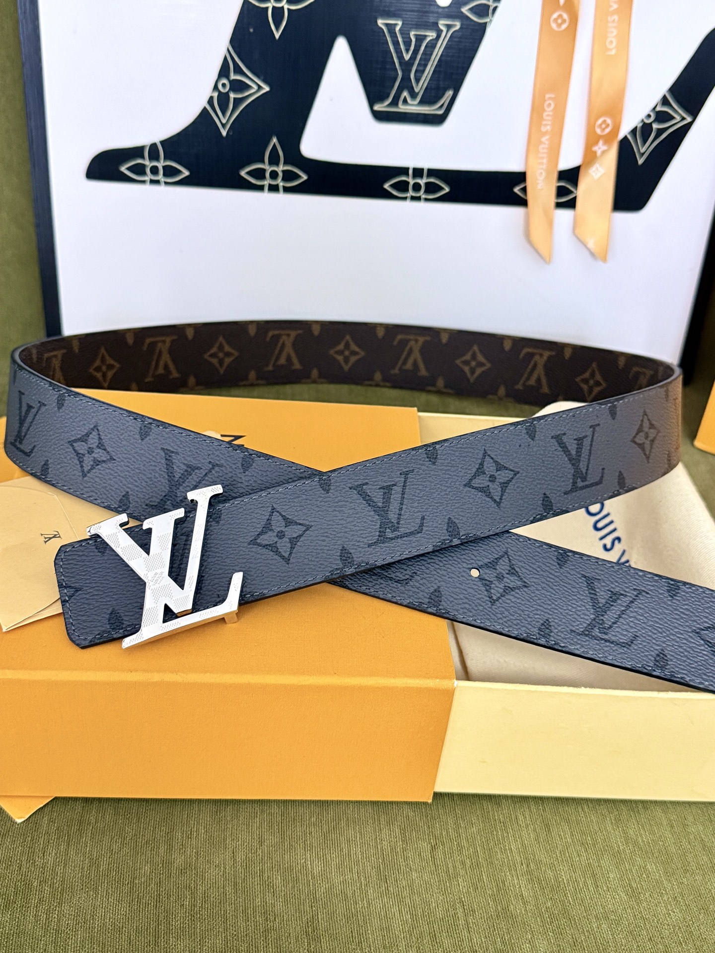LV棕灰双面老花金标皮带｜40mm标准宽度           双面色系老花面料搭配全粒面皮底，做工细节精美 格纹浮雕银