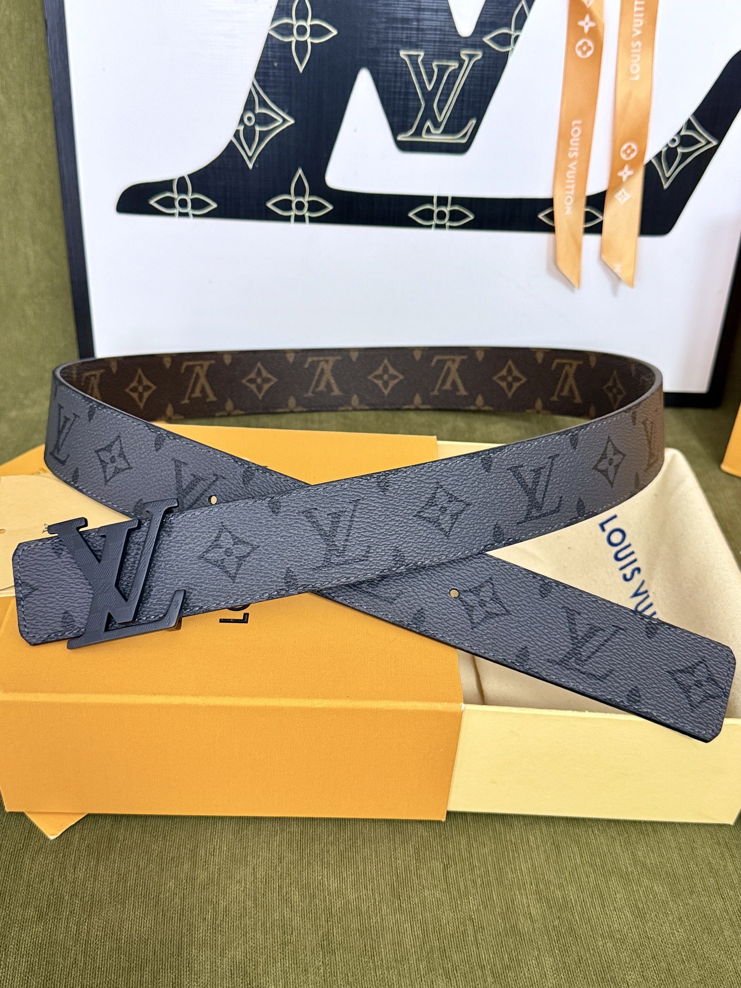 LV棕灰双面老花金标皮带｜40mm标准宽度           双面色系老花面料搭配全粒面皮底，做工细节精美 磨砂浮雕黑