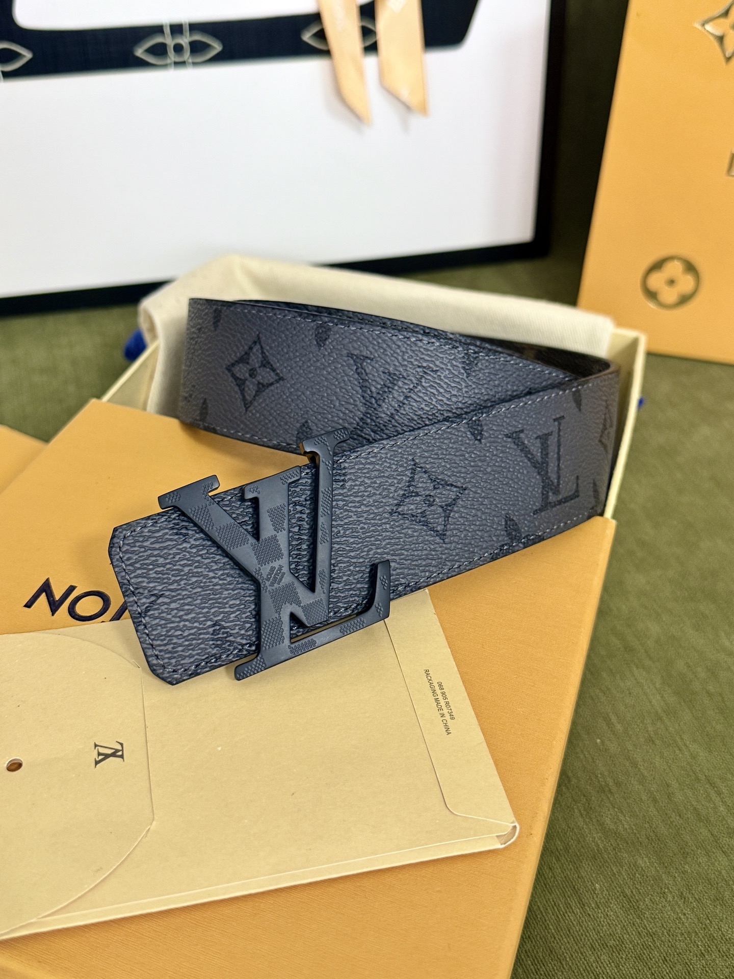 LV棕灰双面老花金标皮带｜40mm标准宽度           双面色系老花面料搭配全粒面皮底，做工细节精美 磨砂浮雕黑