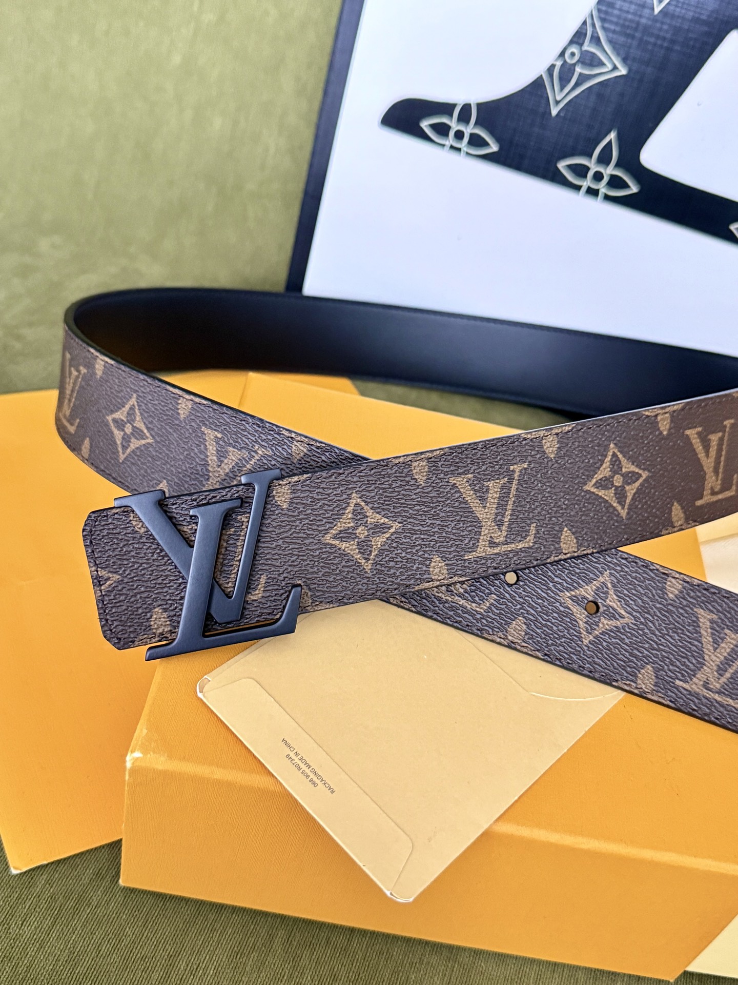 LV经典棕老花黑扣皮带｜40mm标准宽度         传世老花帆布配细腻植鞣皮底， 低调黑色LV 金属搭扣，通勤休闲