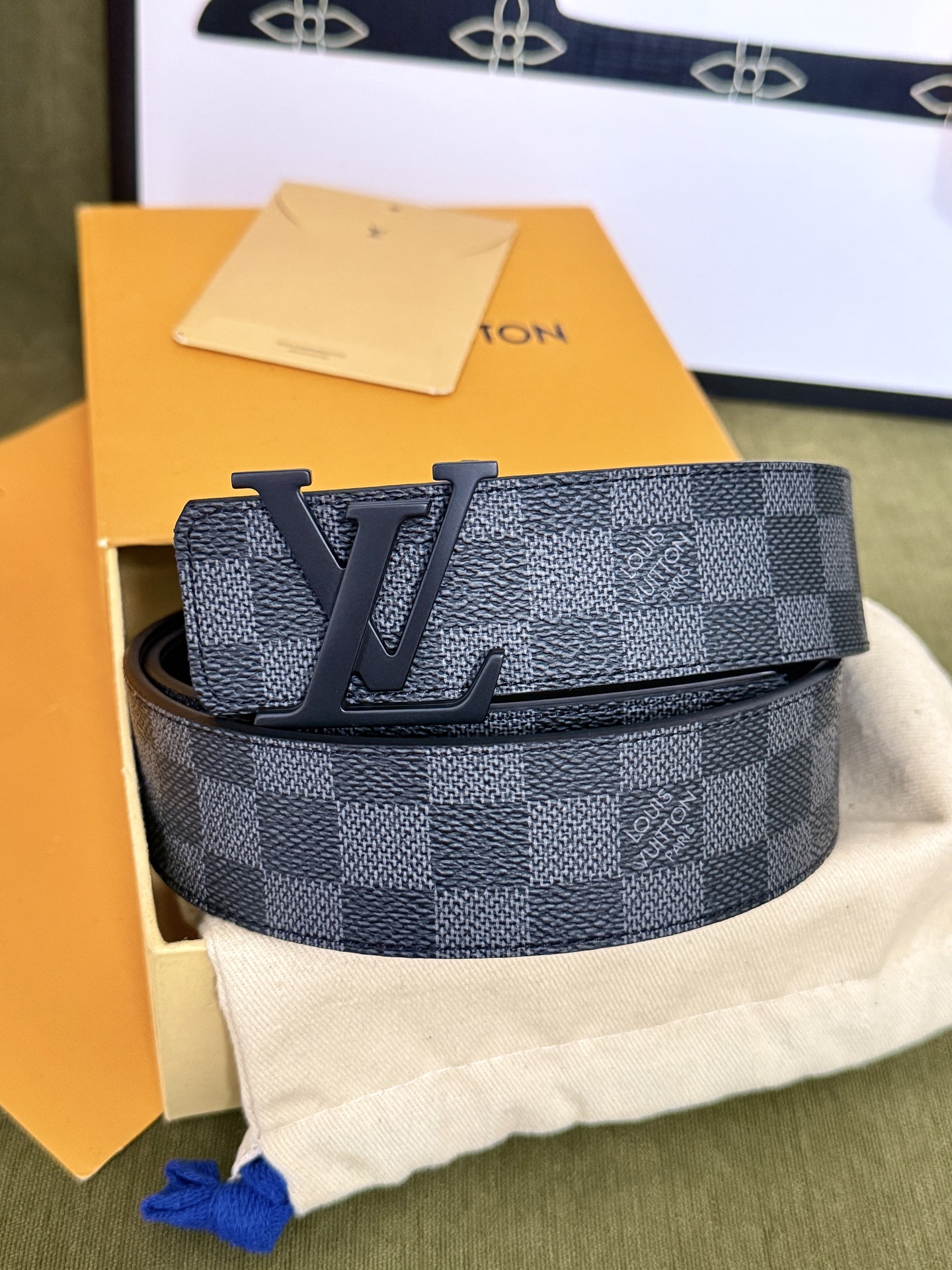 LV黑灰棋盘格黑标皮带|40mm标准宽度 炭灰棋盘格原厂面料,皮质内里柔软亲肤 哑光深灰LV立体扣 LV黑灰棋盘格黑标皮带|40mm标准宽度 炭灰棋盘格原厂面料,皮质内里柔软亲肤 哑光深灰LV立体扣