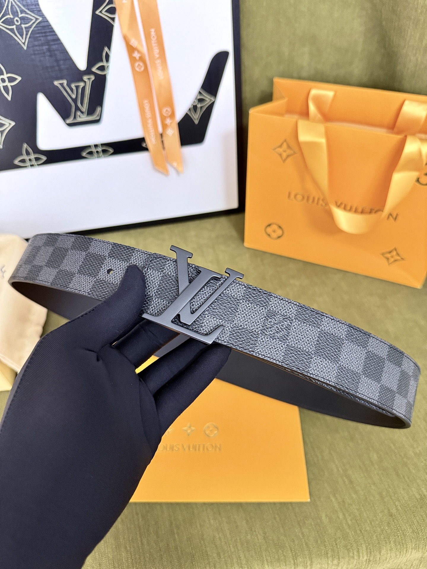 LV黑灰棋盘格黑标皮带｜40mm标准宽度            炭灰棋盘格原厂面料，皮质内里柔软亲肤 哑光深灰LV立体扣