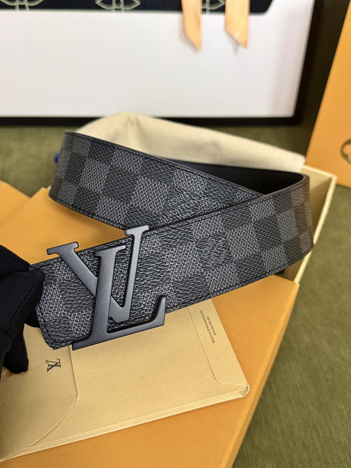 LV黑灰棋盘格黑标皮带｜40mm标准宽度            炭灰棋盘格原厂面料，皮质内里柔软亲肤 哑光深灰LV立体扣