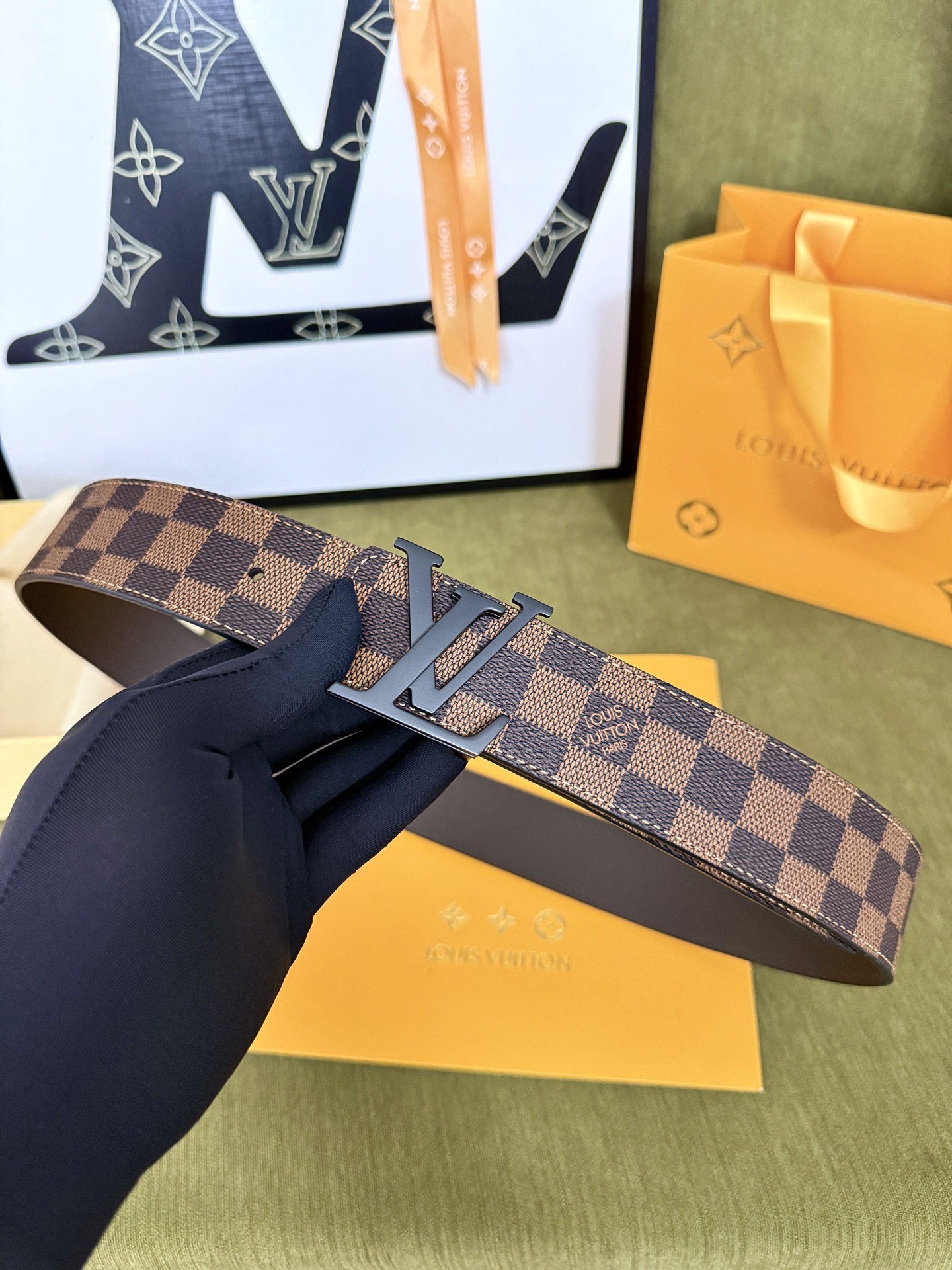 LV棕格棋盘纹黑标皮带｜40mm标准宽度         经典格纹面料贴合细腻牛皮内里，做工规整质感出 哑光黑立体LV金