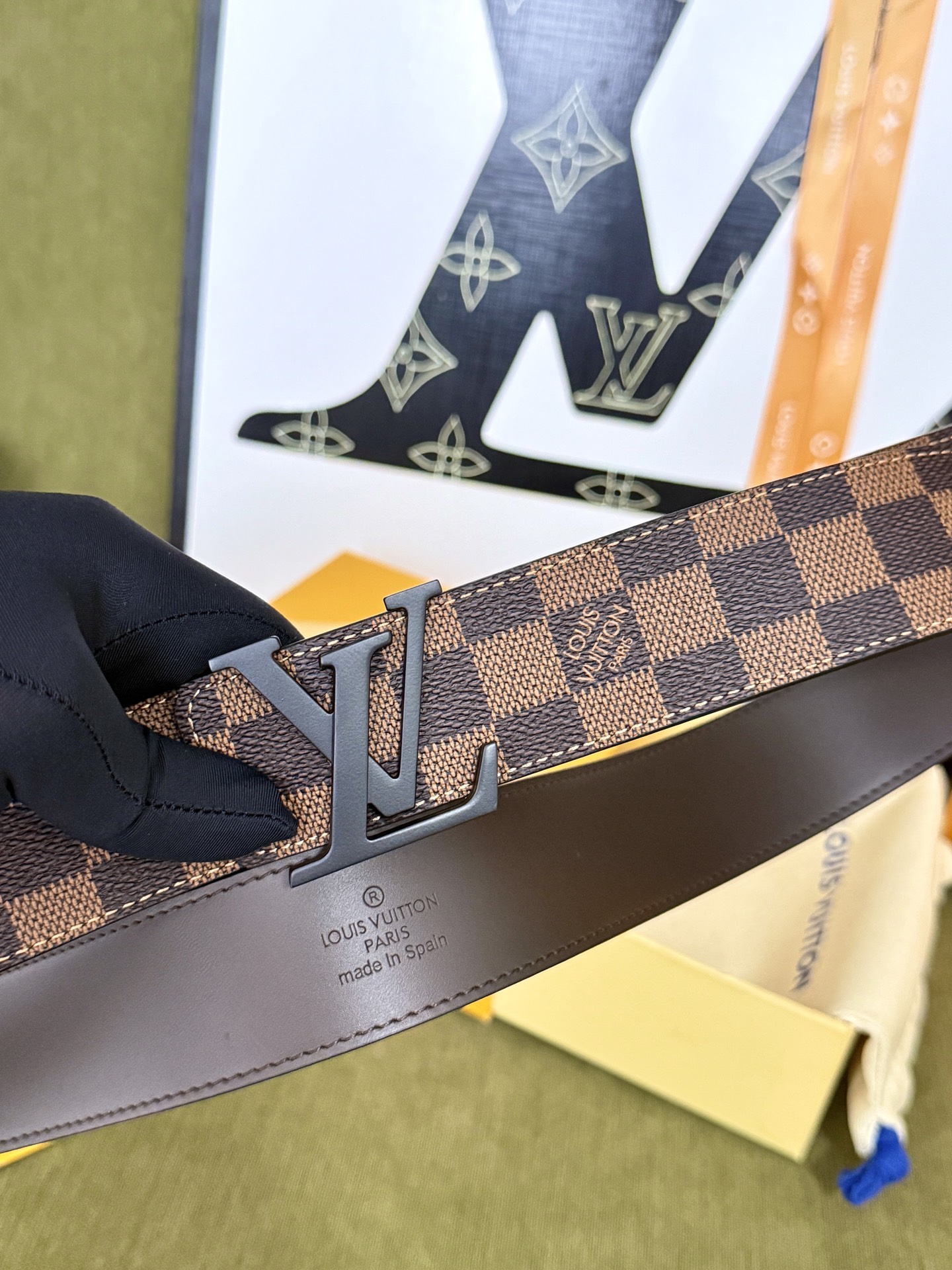 LV棕格棋盘纹黑标皮带｜40mm标准宽度         经典格纹面料贴合细腻牛皮内里，做工规整质感出 哑光黑立体LV金