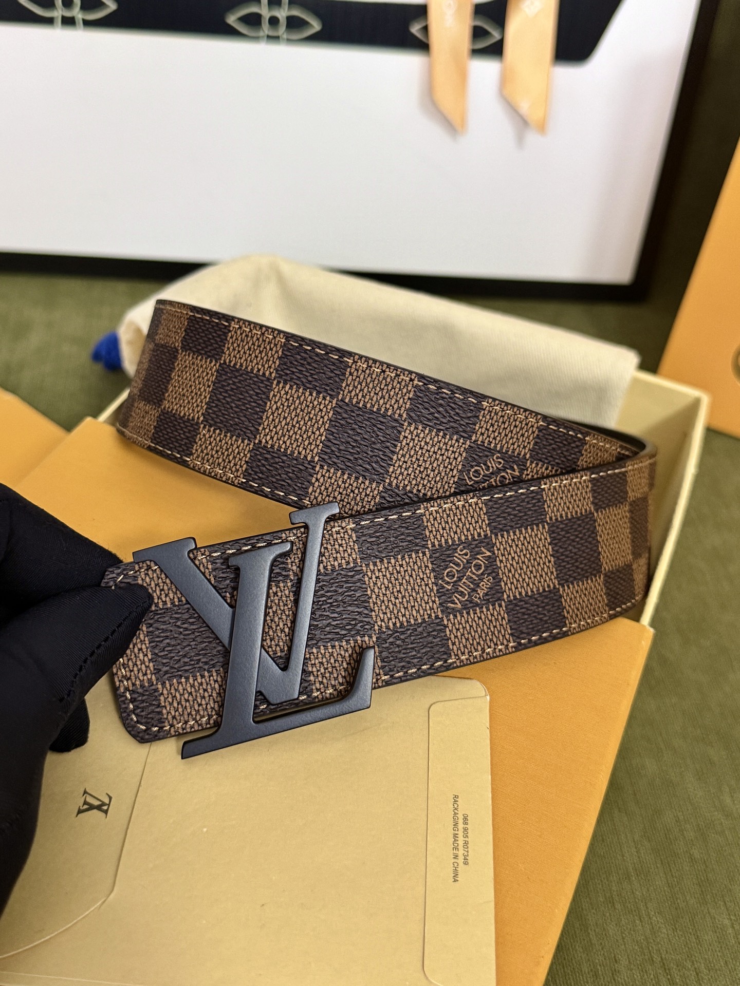 LV棕格棋盘纹黑标皮带｜40mm标准宽度         经典格纹面料贴合细腻牛皮内里，做工规整质感出 哑光黑立体LV金