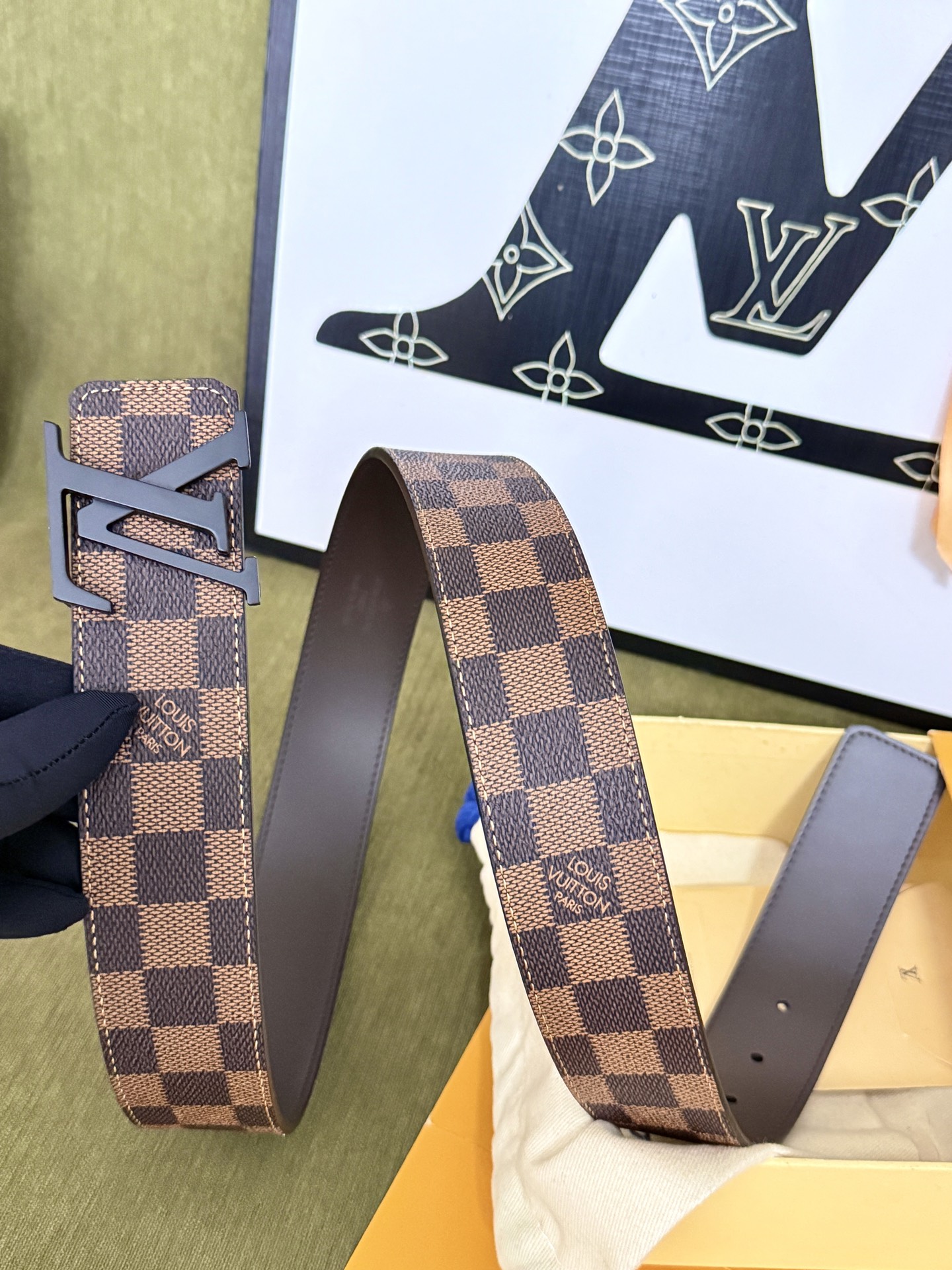 LV棕格棋盘纹黑标皮带｜40mm标准宽度         经典格纹面料贴合细腻牛皮内里，做工规整质感出 哑光黑立体LV金