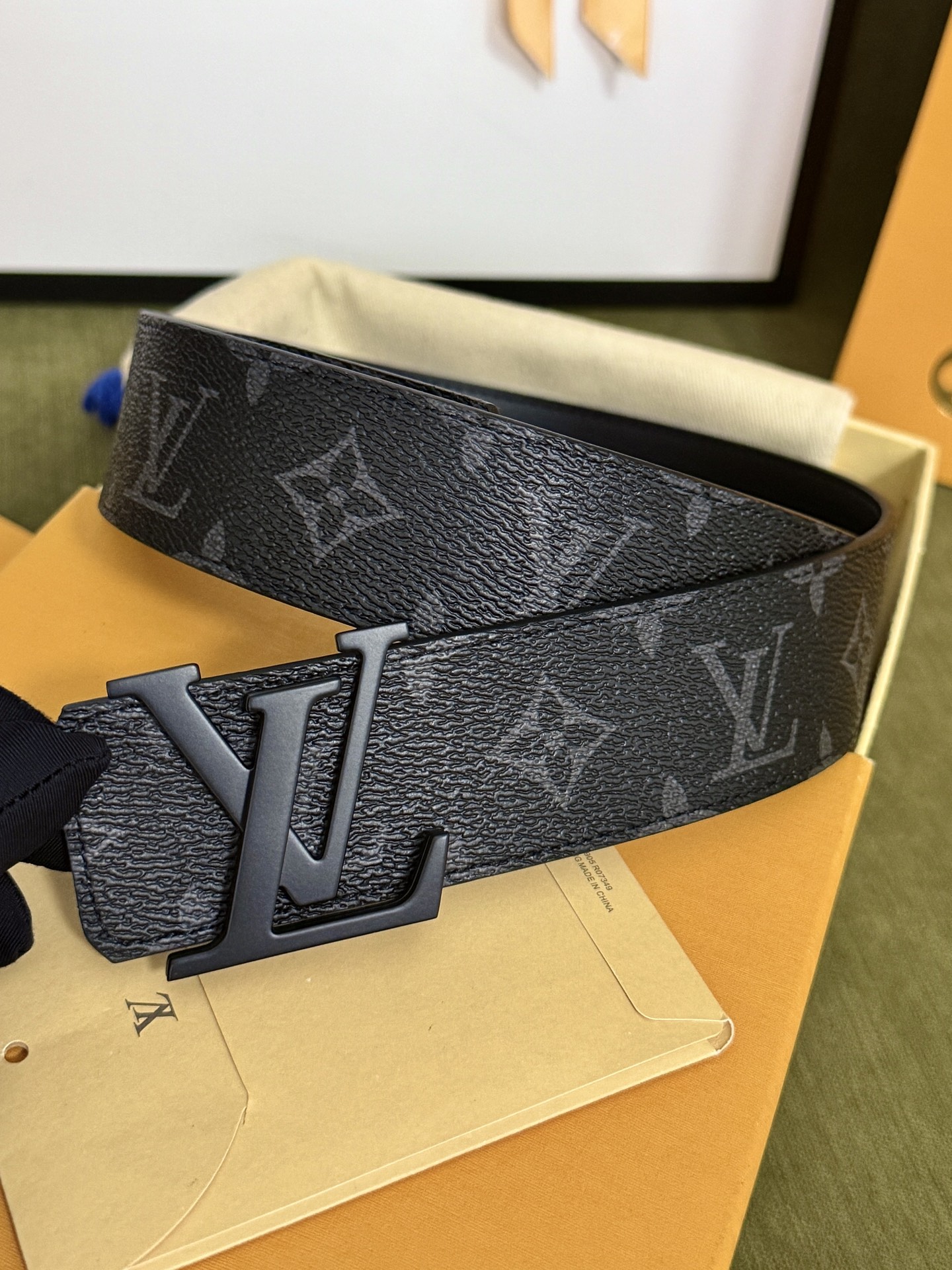 LV黑灰满印老花黑扣皮带｜40mm标准宽度            深色老花防水耐磨面料，内衬头层牛皮柔韧耐用 纯黑哑光L