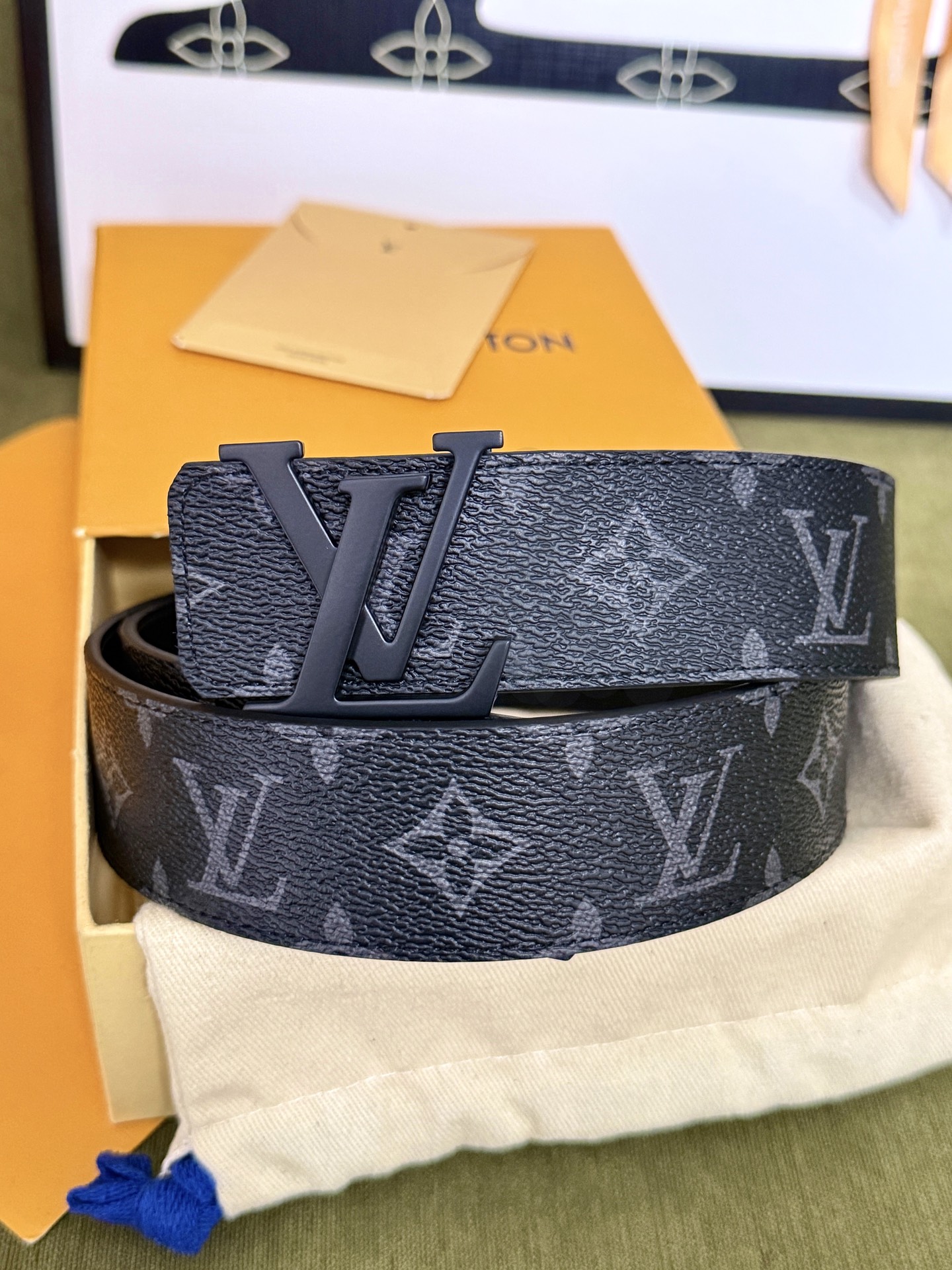 LV黑灰满印老花黑扣皮带|40mm标准宽度 深色老花防水耐磨面料,内衬头层牛皮柔韧耐用 纯黑哑光L LV黑灰满印老花黑扣皮带|40mm标准宽度 深色老花防水耐磨面料,内衬头层牛皮柔韧耐用 纯黑哑光L