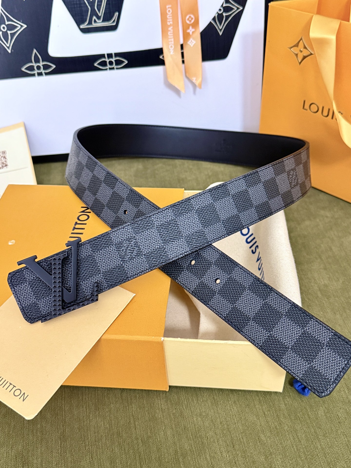 LV黑灰棋盘格黑标皮带｜40mm标准宽度            炭灰棋盘格原厂面料，皮质内里柔软亲肤 哑光深灰LV立体扣