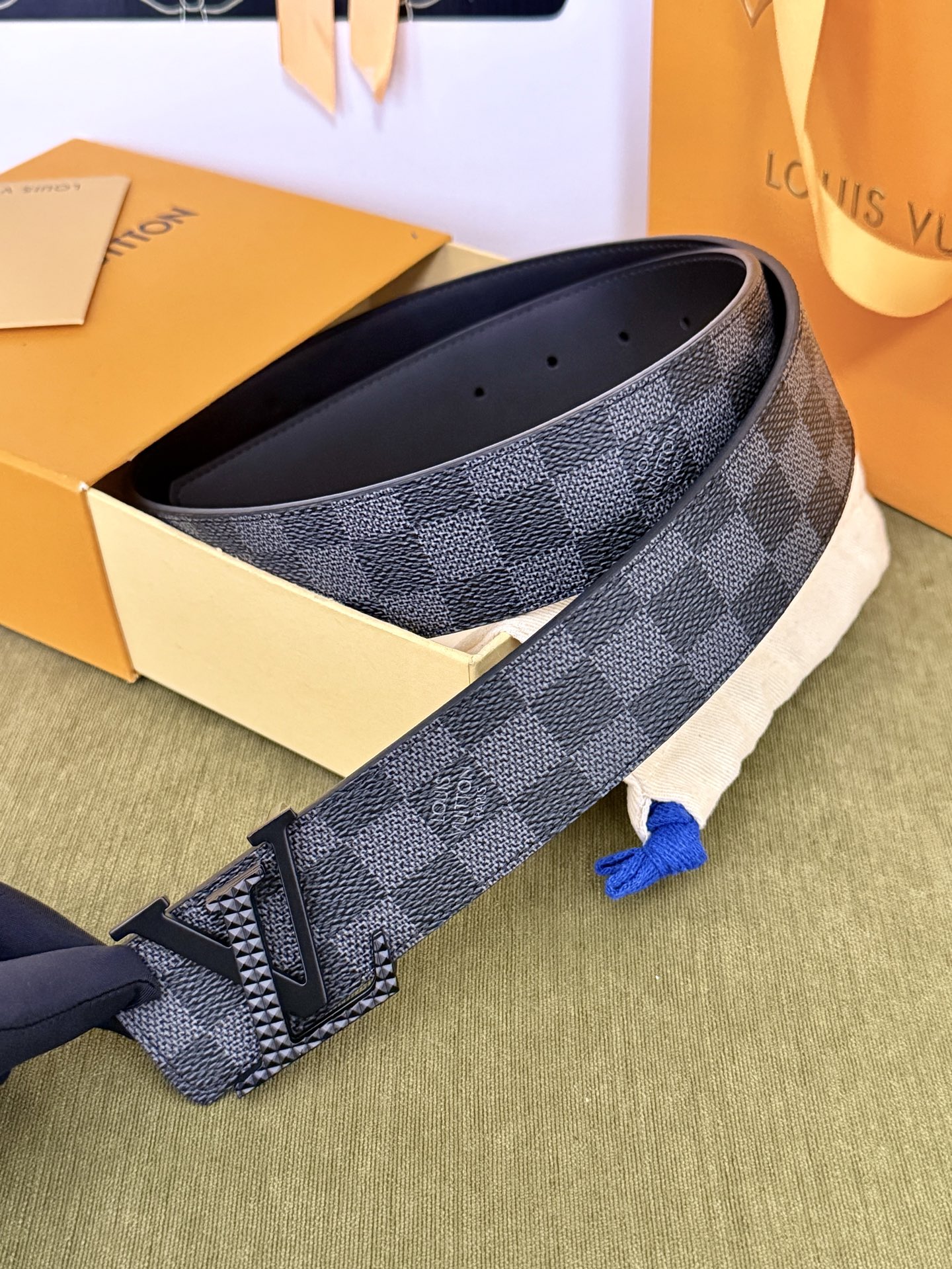 LV黑灰棋盘格黑标皮带｜40mm标准宽度            炭灰棋盘格原厂面料，皮质内里柔软亲肤 哑光深灰LV立体扣