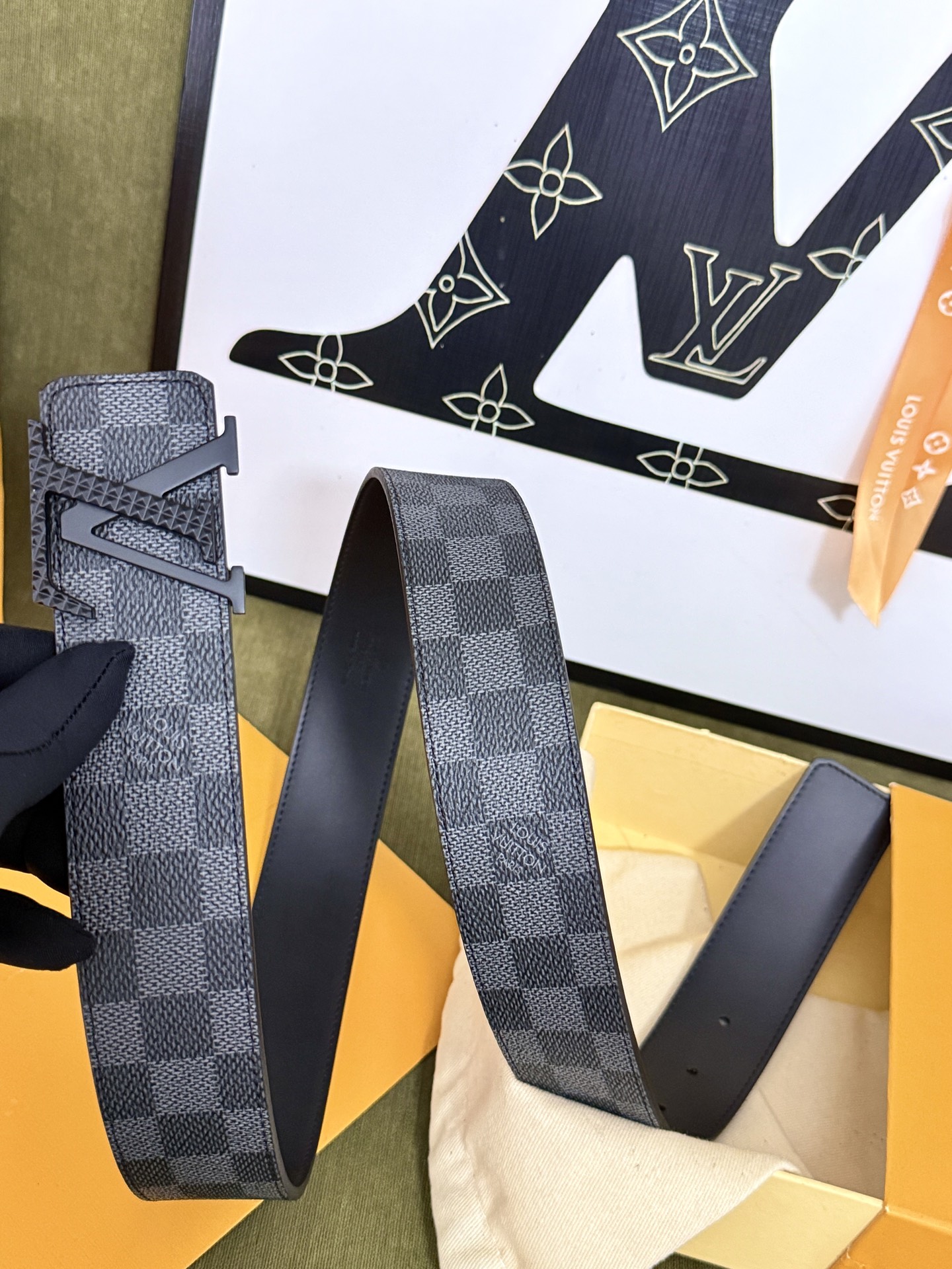 LV黑灰棋盘格黑标皮带｜40mm标准宽度            炭灰棋盘格原厂面料，皮质内里柔软亲肤 哑光深灰LV立体扣